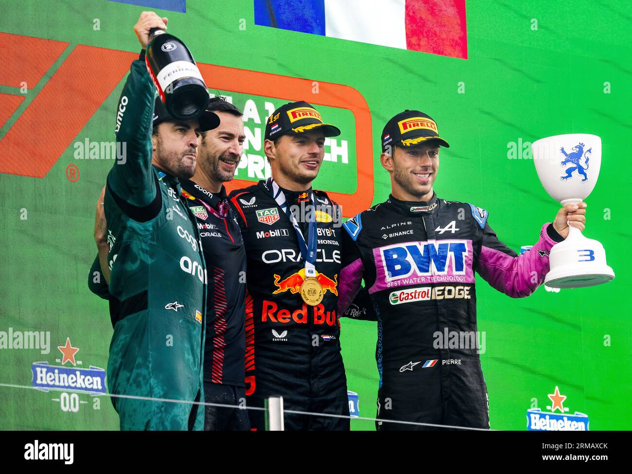 ZANDVOORT - Fernando Alonso (Aston Martin), Max Verstappen (Red Bull Racing) et Pierre Gasly (Alpine) sur le podium après le Grand Prix de F1 des pays-Bas sur le circuit de Zandvoort le 27 août 2023 à Zandvoort, pays-Bas. ANP REMKO DE WAAL Banque D'Images