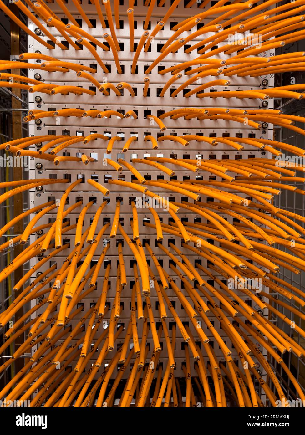 Câbles orange dans un rack prêt pour le câblage. Banque D'Images