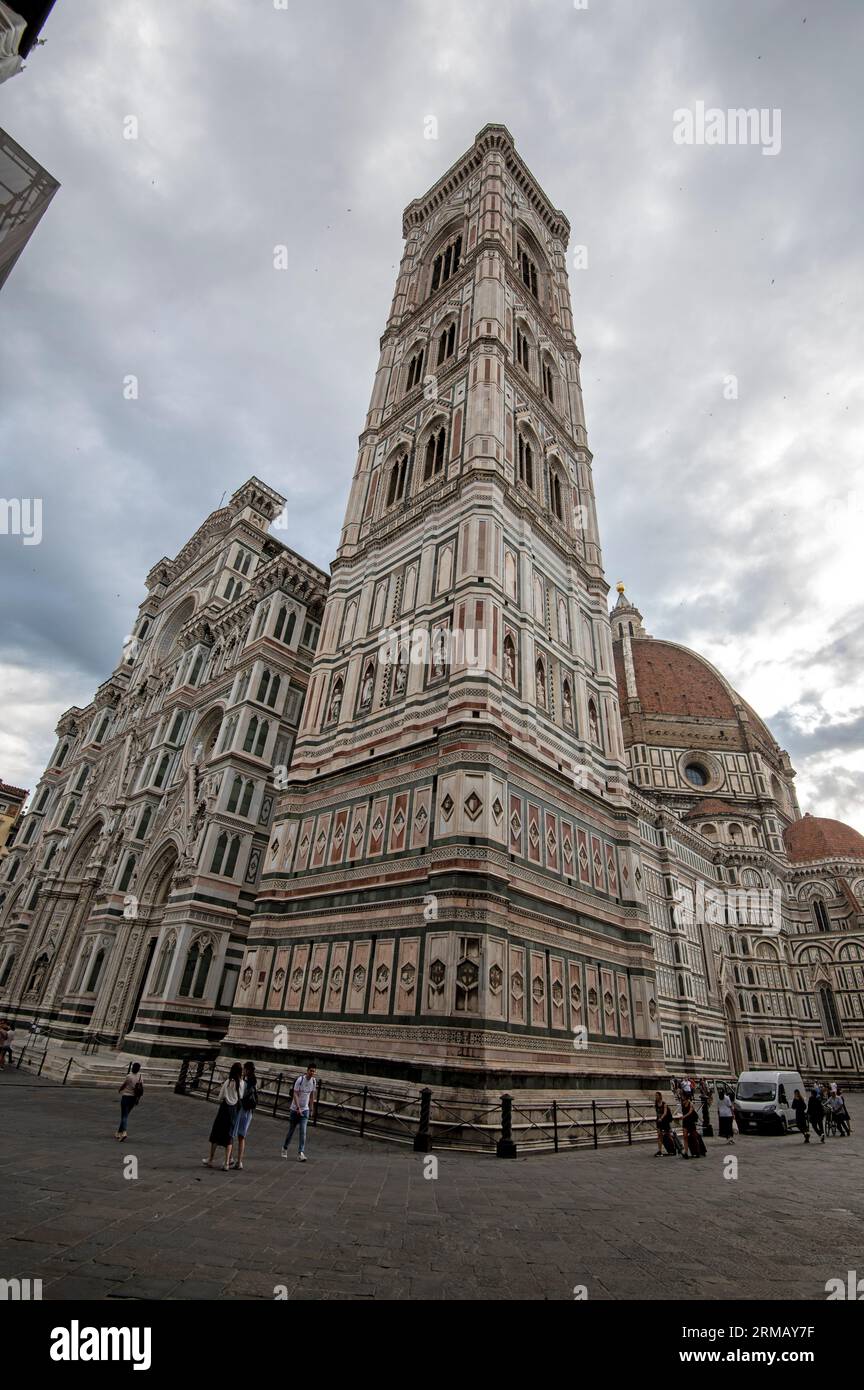 Le Campanile de Giotto de 84,7 mètres (277,9 pieds) de haut (clocher de Giotto) se dresse à côté de la Santa Maria del Fiore, (cathédrale de Florence) sur Banque D'Images