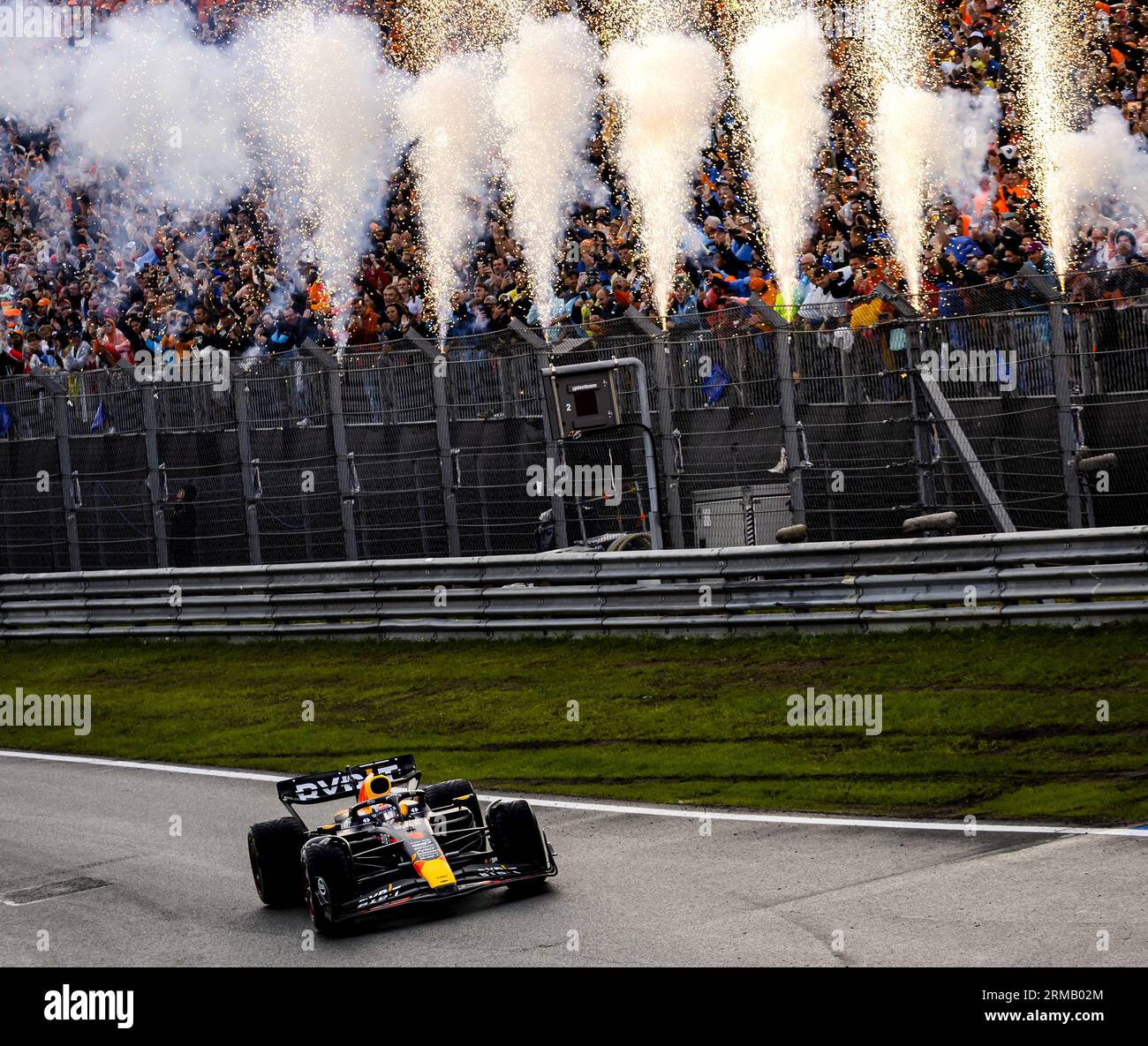 ZANDVOORT - Max Verstappen (Red Bull Racing) franchit la ligne d'arrivée lors du Grand Prix de F1 des pays-Bas sur le circuit de Zandvoort le 27 août 2023 à Zandvoort, pays-Bas. ANP SEM VAN DER WAL Banque D'Images