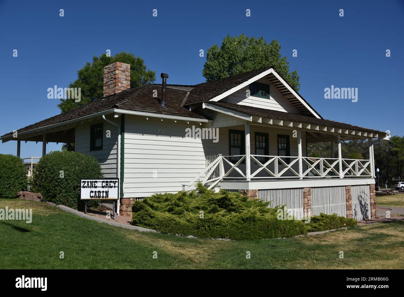 Payson, AZ 85541, États-Unis. Réplique de Zane Grey Cabin Zane Grey est venu pour la première fois à Rim Country en 1918. Pearl Zane Grey (31 janvier 1872 – 23 octobre 1939) Banque D'Images