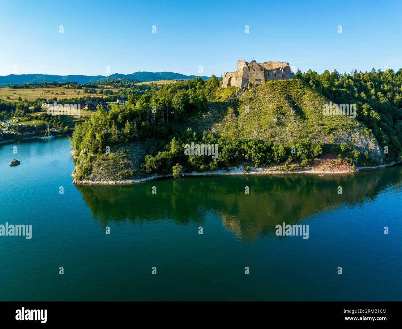 Ruines du château médiéval à Czorsztyn, Pologne. Vue aérienne en été, lumière du coucher de soleil. Lac artificiel de Czorsztyn sur la rivière Dunajec. Réflexion de l'eau, smal Banque D'Images