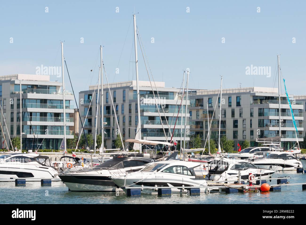 Bâtiments résidentiels et yachts modernes bateaux à moteur au Marina Yacht Park dans la station balnéaire de la mer Baltique de Gdynia, Pologne, Europe, UE Banque D'Images