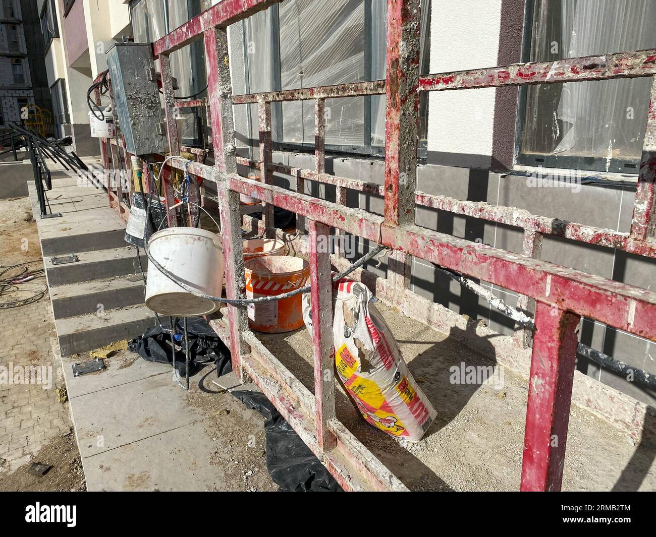 Berceau suspendu sur la façade arrière-plan du bâtiment. Plate-forme d'échafaudage mobile pour travaux de construction en hauteur, nettoyage de façades, Banque D'Images
