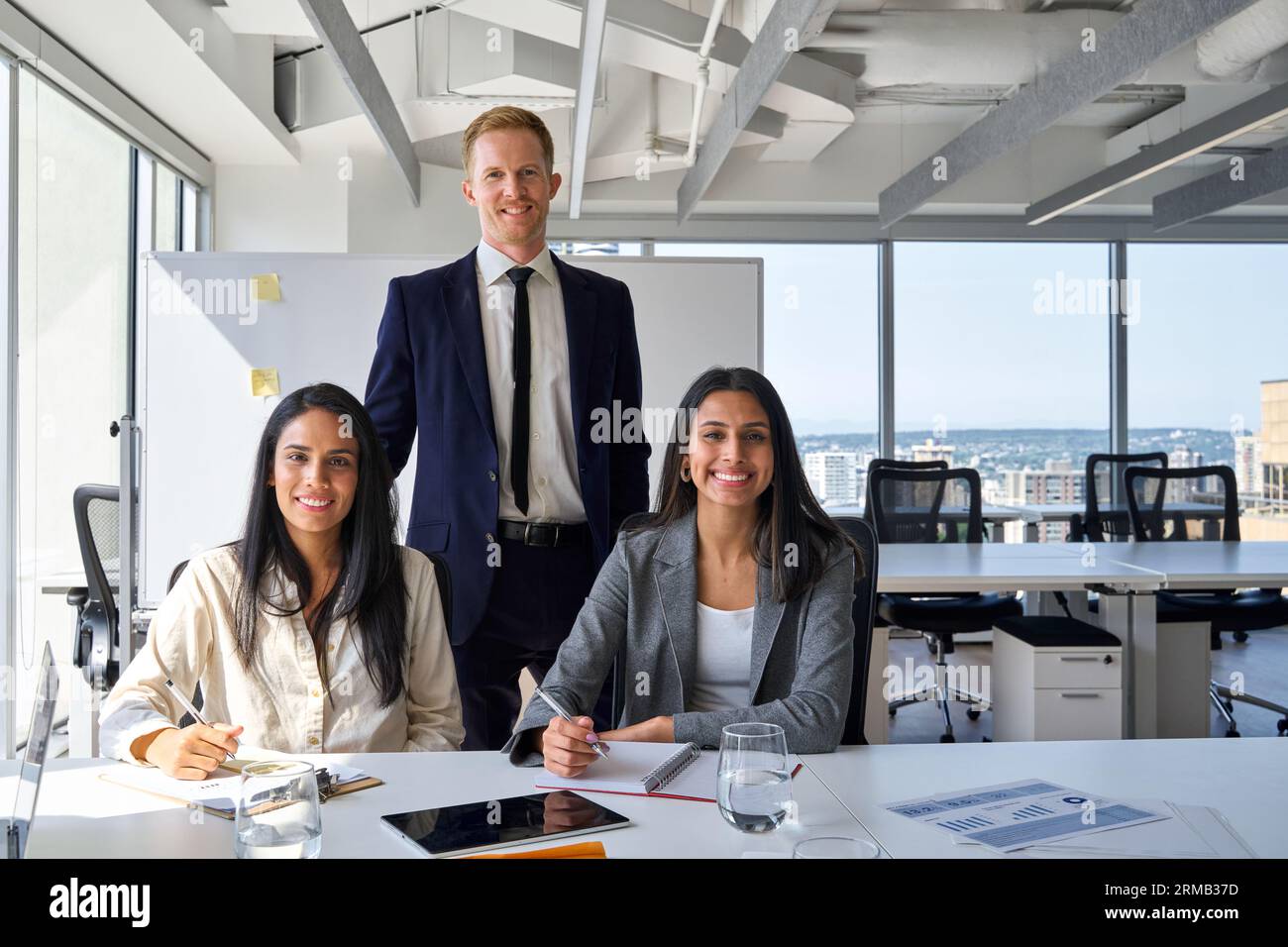 Heureux gens d'affaires d'équipe multiethnique à la réunion de bureau, portrait. Banque D'Images