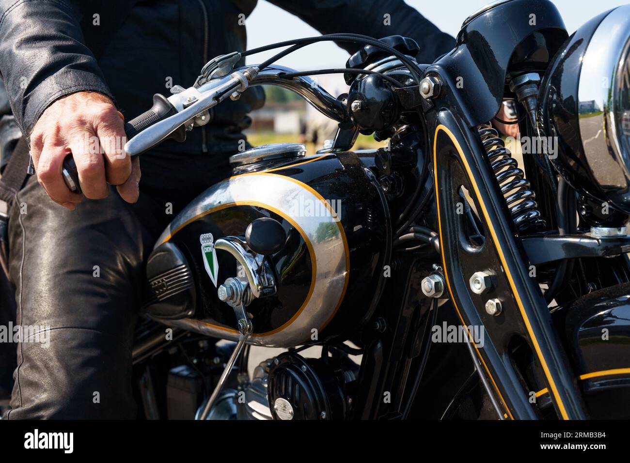 Waltershausen, Allemagne - 10 juin 2023 : une moto dkw nz 350 garée devant un classique du Burgenland. Banque D'Images
