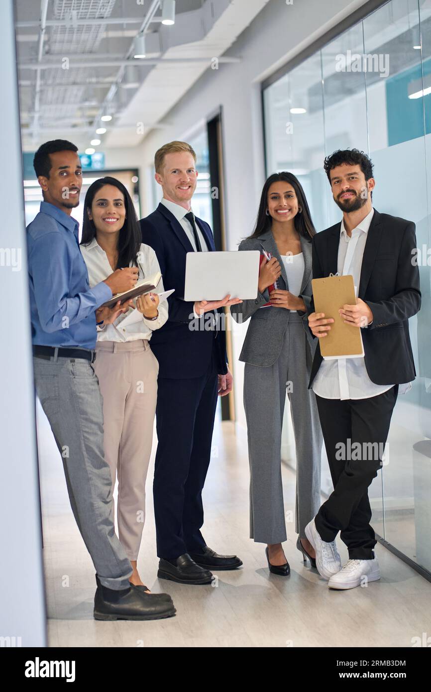 Équipe professionnelle heureuse divers gens d'affaires dans le bureau. Portrait vertical. Banque D'Images