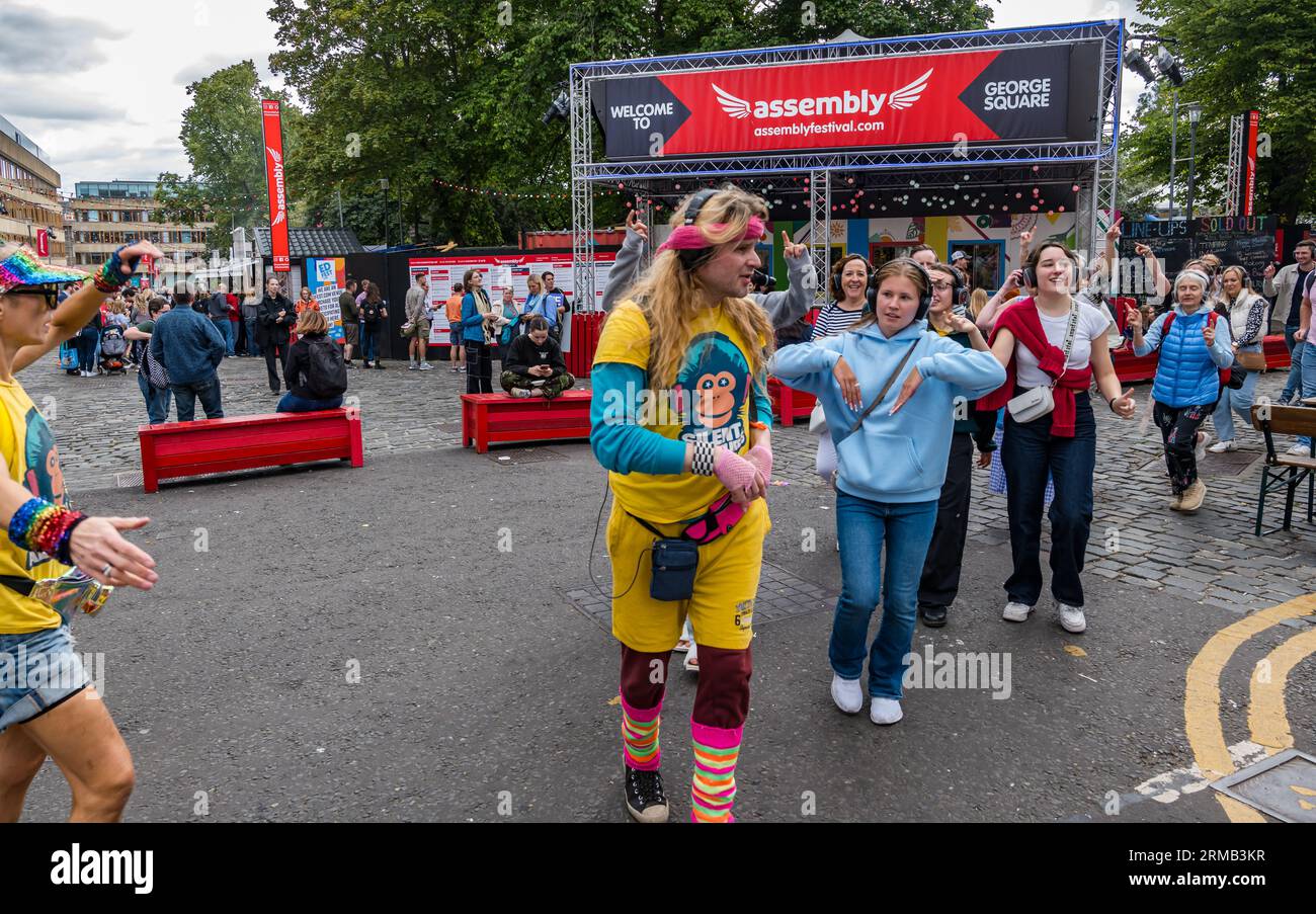 Édimbourg, Écosse, Royaume-Uni, 27 août 2023. Silent Disco : un grand groupe aime la musique à travers des écouteurs alors qu'ils sont conduits autour de la ville dansant sur la musique pop seulement ils peuvent entendre. Crédit : Sally Anderson/Alamy Live News Banque D'Images