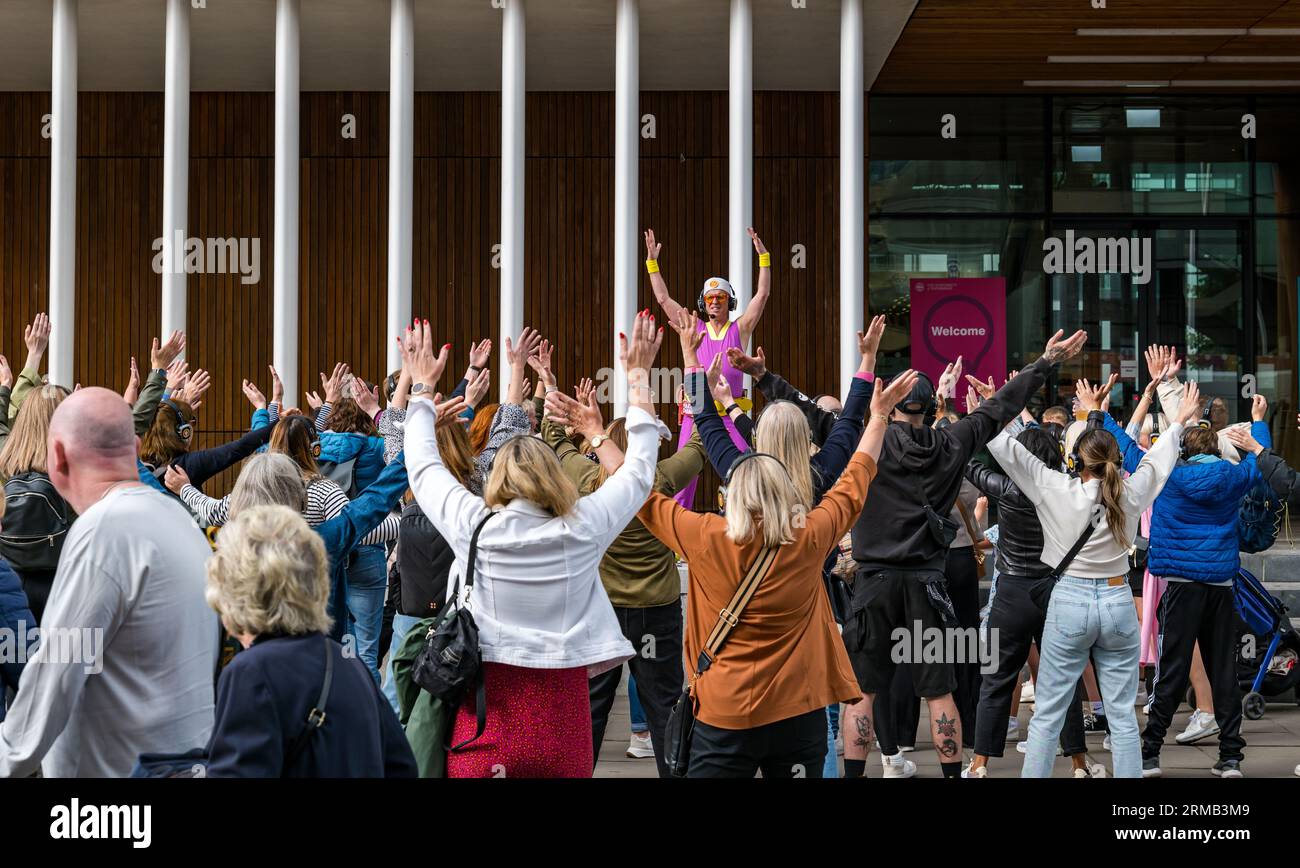 Édimbourg, Écosse, Royaume-Uni, 27 août 2023. Silent Disco : un grand groupe aime la musique à travers des écouteurs alors qu'ils sont conduits autour de la ville dansant sur la musique pop seulement ils peuvent entendre. Crédit : Sally Anderson/Alamy Live News Banque D'Images