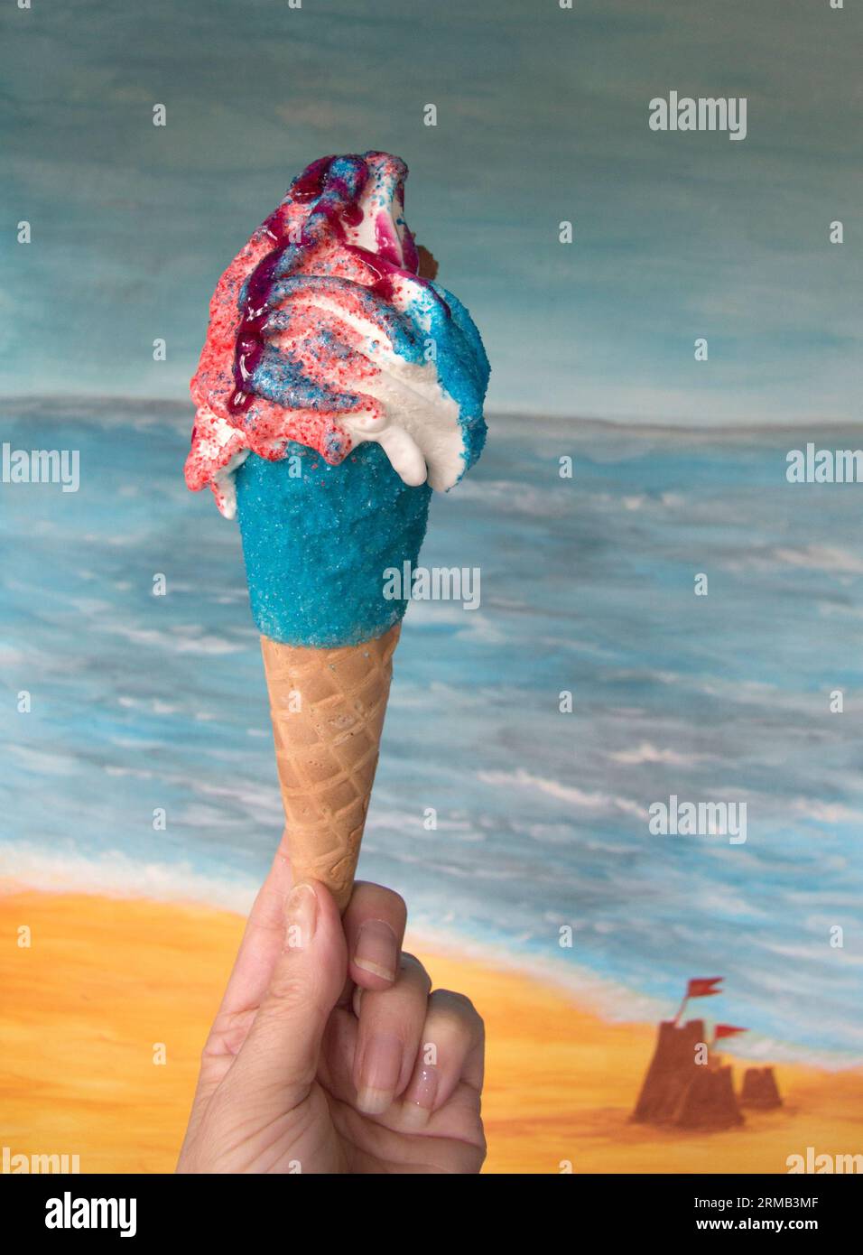 Gros plan du cornet de crème glacée fouettée Fancy sur la plage en bord de mer par temps chaud Banque D'Images