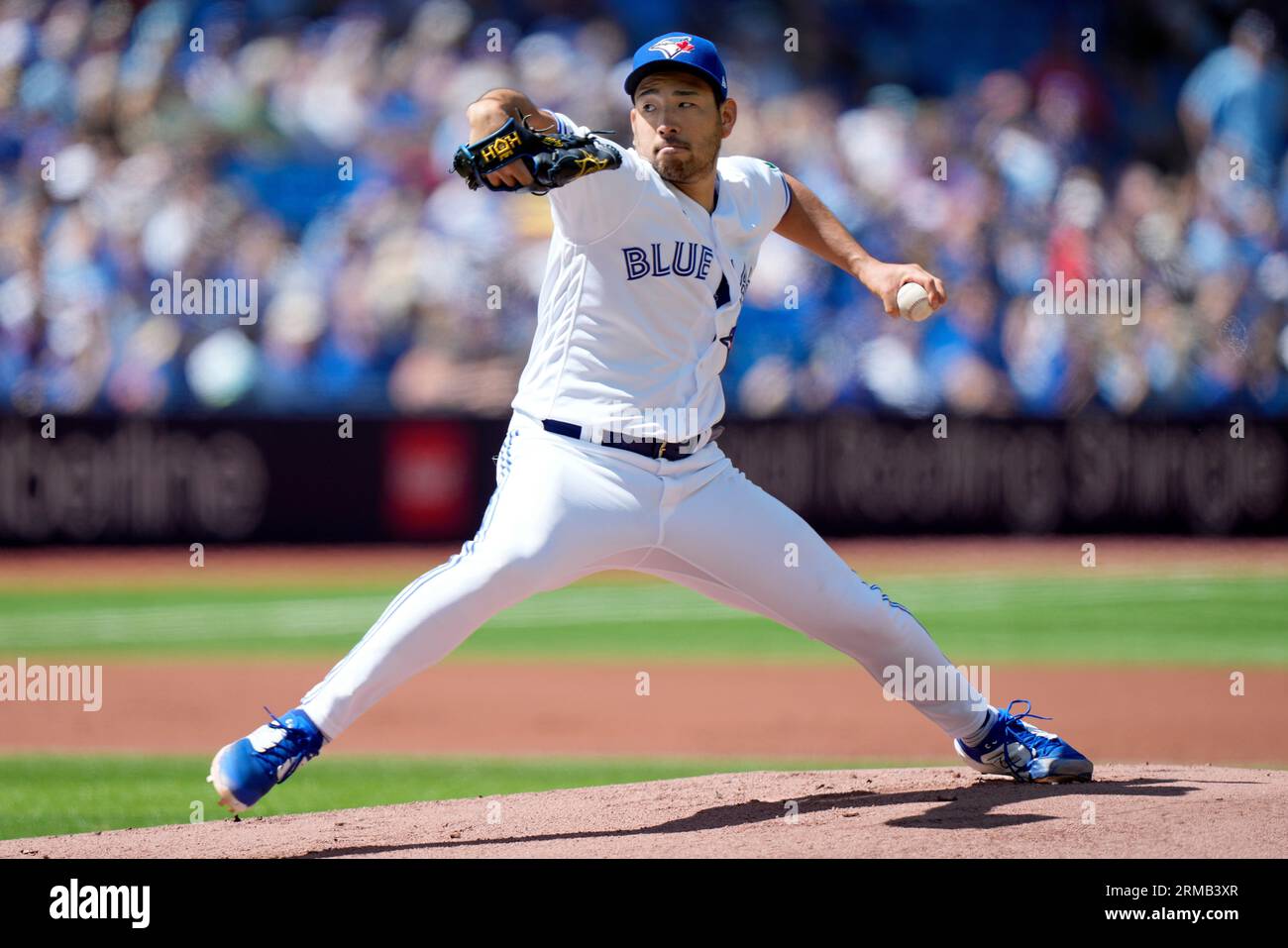 Toronto, Canada. 27 août 2023. 27 août 2023, Toronto, ON, CANADA : le lanceur de départ des Blue Jays de Toronto Yusei Kikuchi (16) travaille contre les Guardians de Cleveland lors de la première manche de baseball de la Ligue américaine de la MLB à Toronto, le dimanche 27 août 2023. (Image de crédit : © Frank Gunn/la presse canadienne via crédit : Zuma Press/Alamy Live News Banque D'Images