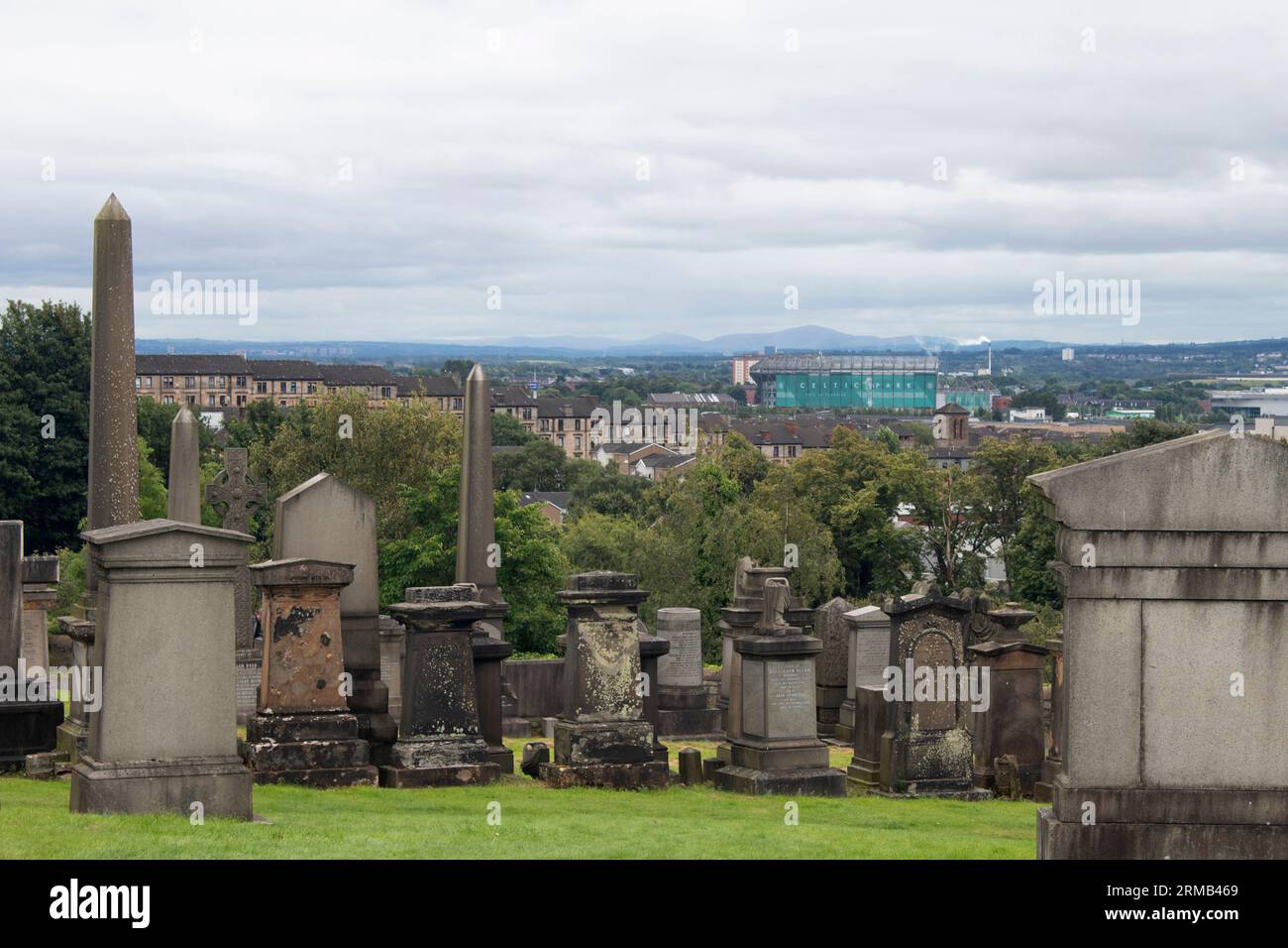 La nécropole de Glasgow et la campagne environnante, un cimetière victorien à Glasgow, en Écosse Banque D'Images