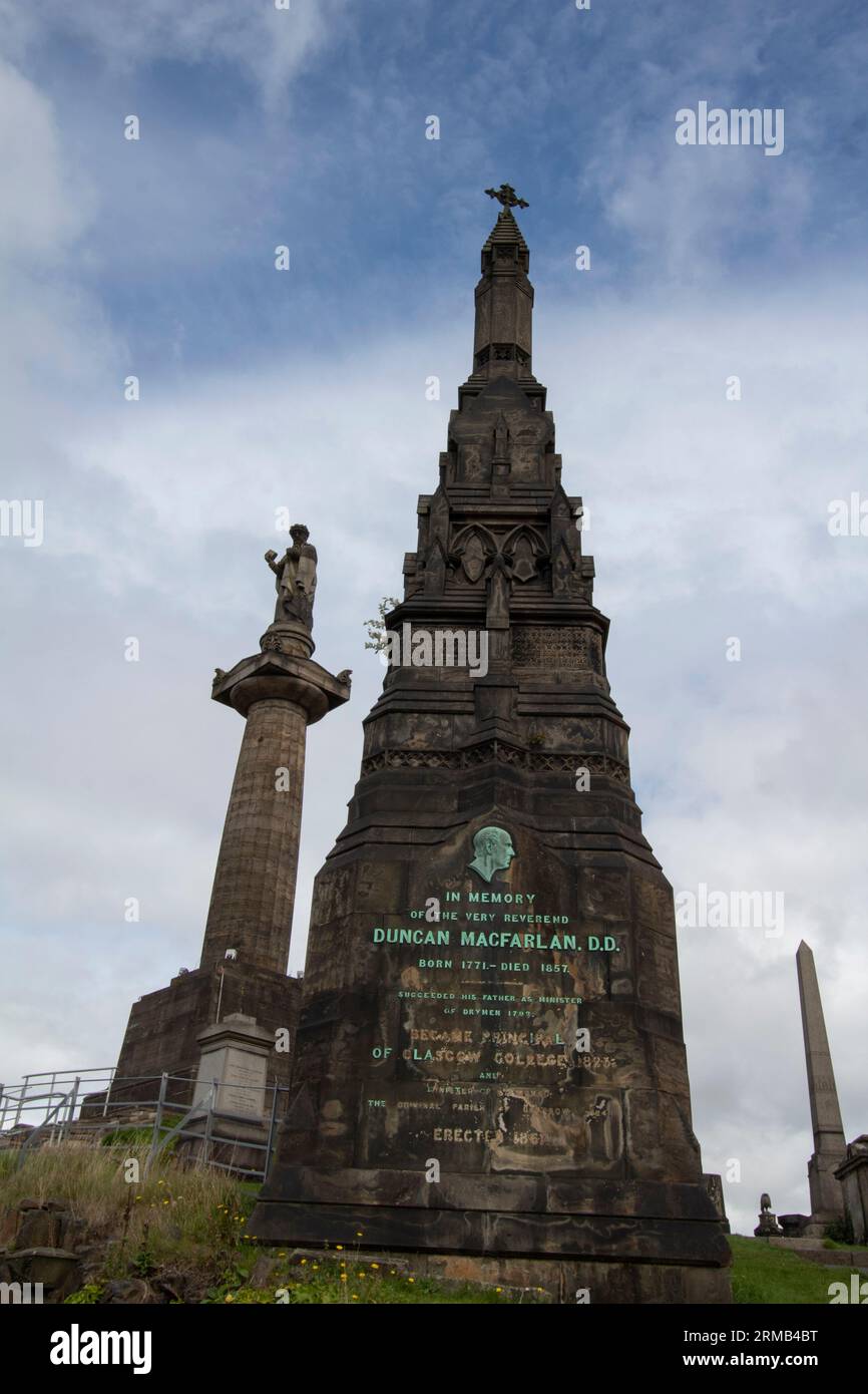Mémorial à Duncan Macfarlan, directeur de l'Université de Glasgow et ministre écossais avec le John KNOX Memorial en arrière-plan de la nécropole de Glasgow Banque D'Images