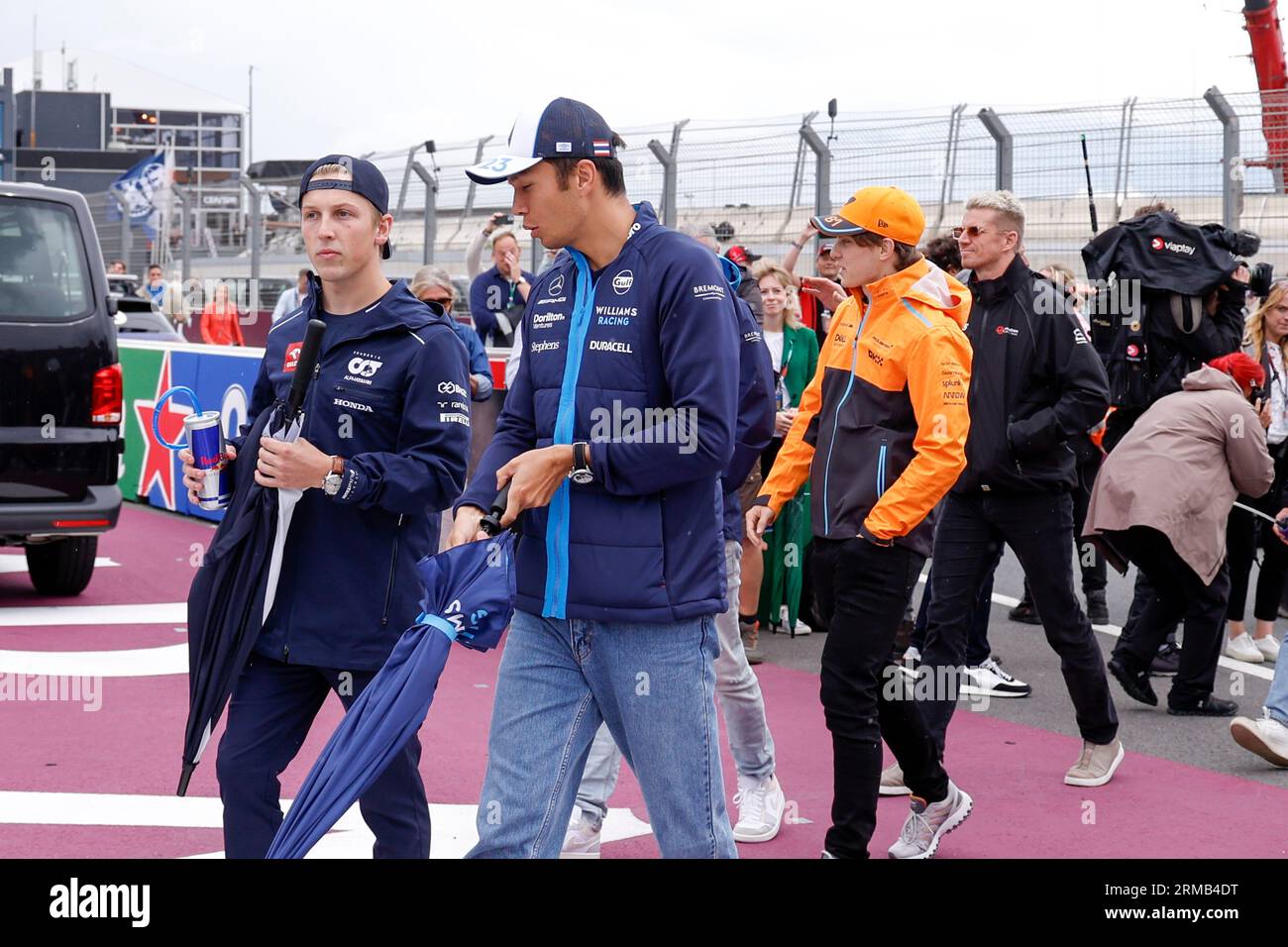 ZANDVOORT, PAYS-BAS - AOÛT 27 : Liam Lawson de Scuderia AlphaTauri et Alexander Albon de Williams Racing et Oscar Piastri de McLaren F1 Team Loo Banque D'Images