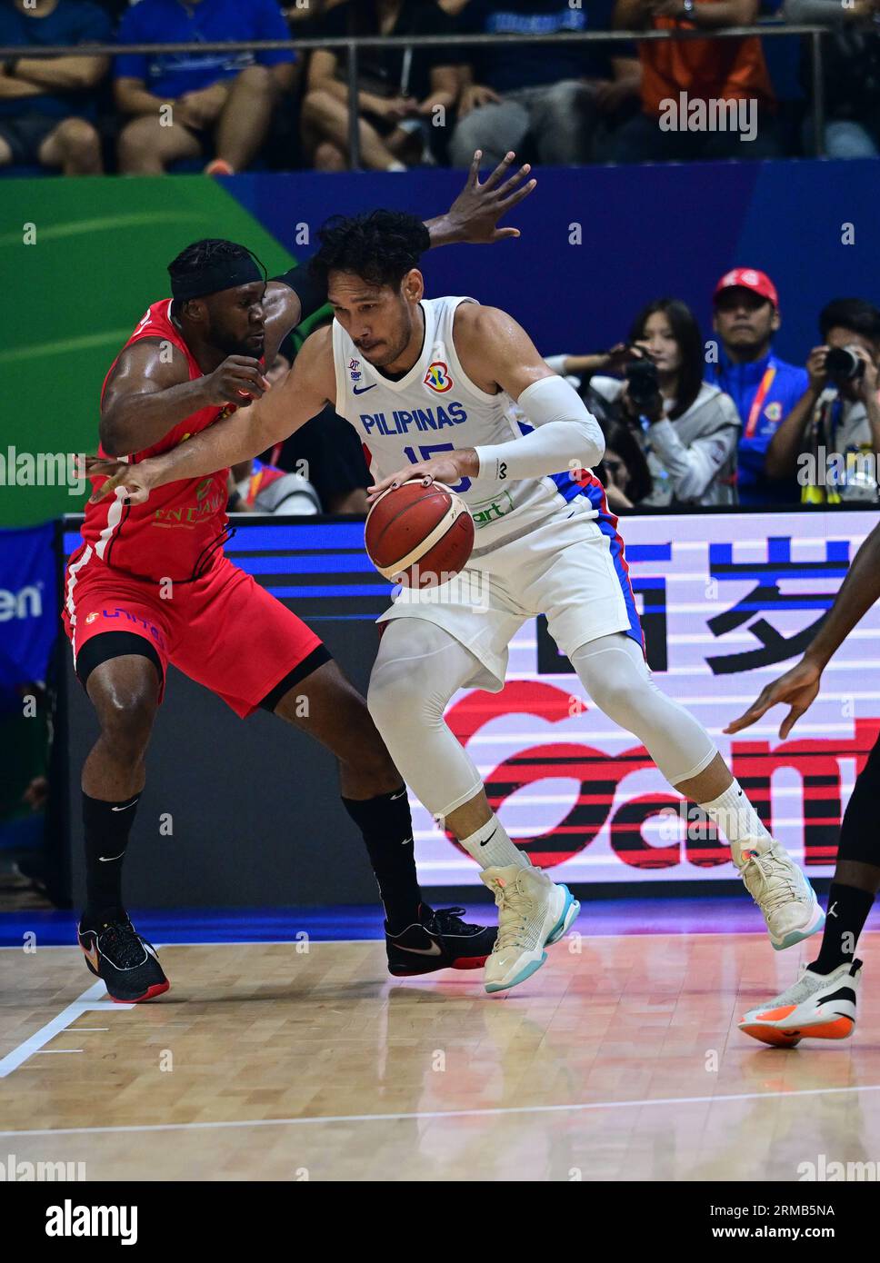 Quezon City, Philippines. 27 août 2023. Bruno Fernando (à gauche) de l'équipe masculine angolaise de basket-ball et June Mar Fajardo (à droite) de l'équipe philippine de basket-ball hommes vus en action lors de la coupe du monde masculine FIBA 2023 entre les Philippines et l'Angola au Coliseum d'Araneta. Score final ; Angola 80:70 Philippines. (Photo Luis Veniegra/SOPA Images/Sipa USA) crédit : SIPA USA/Alamy Live News Banque D'Images