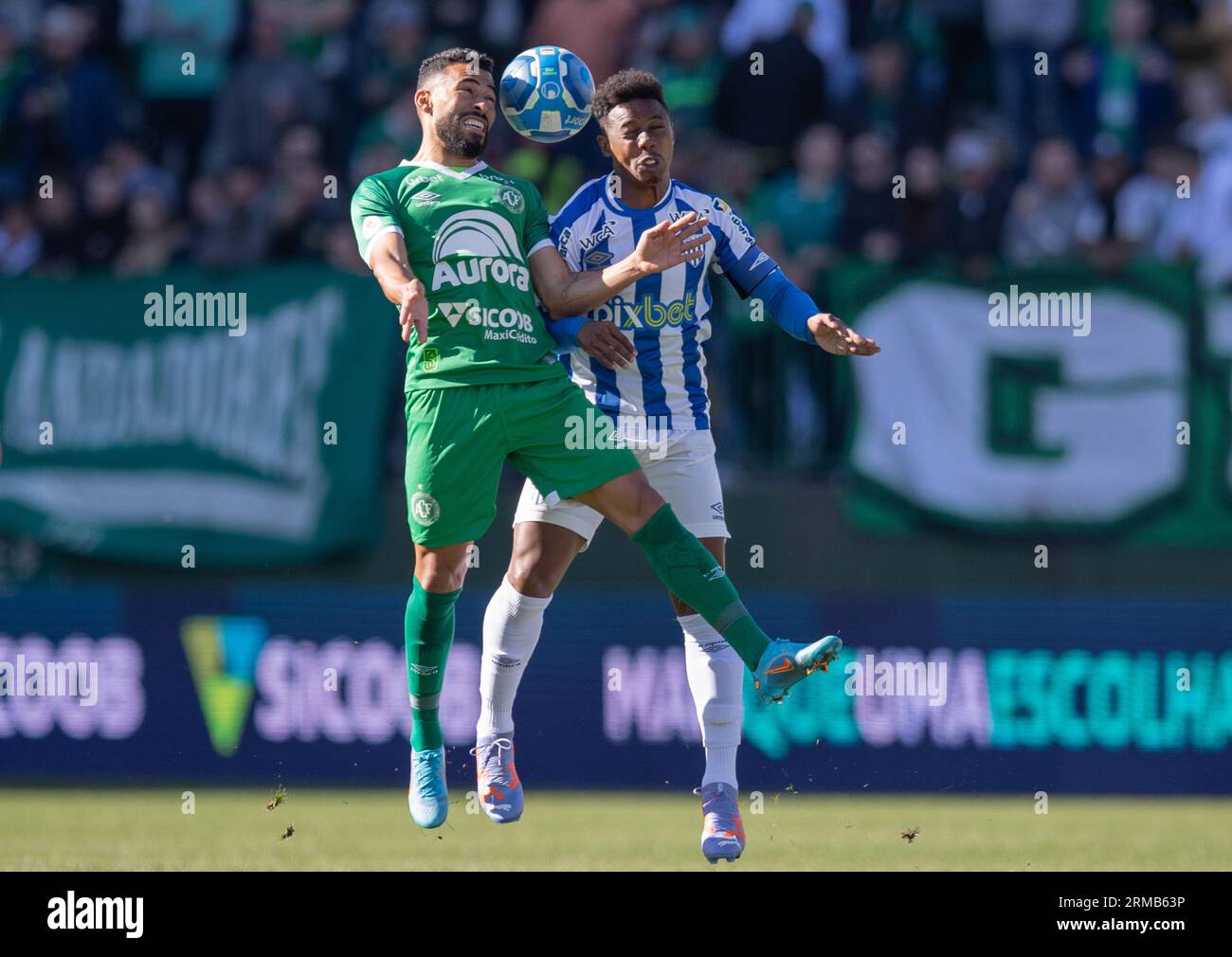 SC - CHAPECO - 08/27/2023 - BRASILEIRO B 2023, CHAPECOENSE X AVAI - le joueur de Chapecoense Kaio Mendes conteste l'offre avec le joueur d'avai Wellington lors d'un match au stade Arena Conda pour le championnat brésilien B 2023. Photo : Liamara Polli/AGIF Banque D'Images