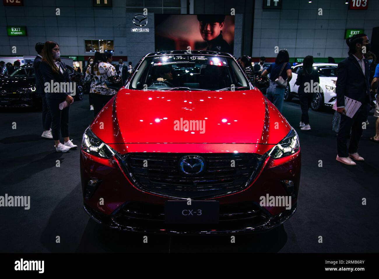 Bangkok, Bangkok, Thaïlande. 27 août 2023. Le 27 août 2023, les visiteurs inspectent une Mazda CX-3 lors de la Thailand Big Motor sale 2023 au Bangkok International Trade and Exhibition Center (image de crédit : © Wissarut Weerasopon/ZUMA Press Wire) À USAGE ÉDITORIAL SEULEMENT! Non destiné à UN USAGE commercial ! Banque D'Images