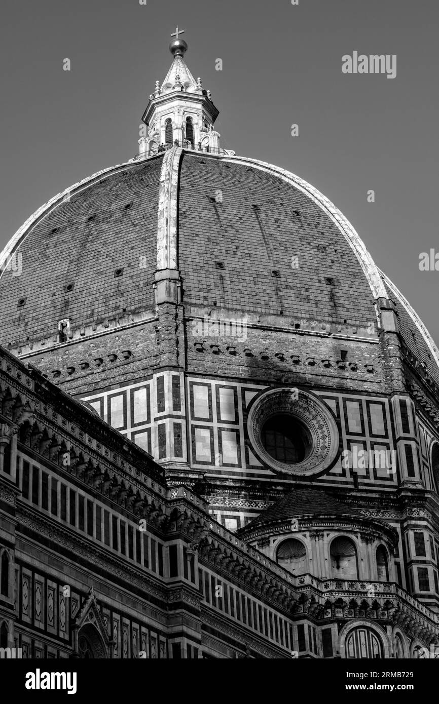 Cathédrale de Florence, Cattedrale di Santa Maria del Fiore avec le dôme de Brunelleschi, ville à l'arrière, été 2023 Banque D'Images