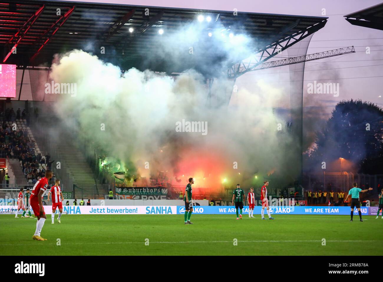 Essen, Allemagne, 27.08.2023. Rot-Weiss Essen vs. SC Preussen Muenster, football, 3. Liga, Journée 4, saison 2023/2024. SC PREUSSEN MUENSTER FANS LES RÈGLEMENTS DU DFL INTERDISENT TOUTE UTILISATION DE PHOTOGRAPHIES COMME SÉQUENCES D'IMAGES ET/OU QUASI-VIDÉO. Crédit : newsNRW / Alamy Live News Banque D'Images