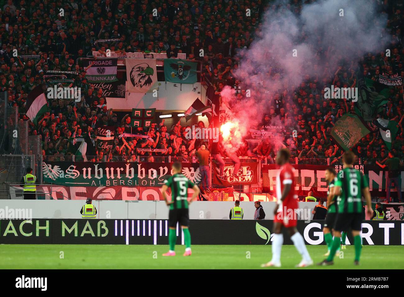 Essen, Allemagne, 27.08.2023. Rot-Weiss Essen vs. SC Preussen Muenster, football, 3. Liga, Journée 4, saison 2023/2024. SC PREUSSEN MUENSTER FANS LES RÈGLEMENTS DU DFL INTERDISENT TOUTE UTILISATION DE PHOTOGRAPHIES COMME SÉQUENCES D'IMAGES ET/OU QUASI-VIDÉO. Crédit : newsNRW / Alamy Live News Banque D'Images