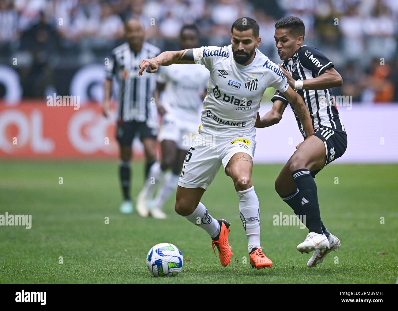 Belo Horizonte, Brésil. 27 août 2023. Arena MRV Pedrinho do Atletico Mineiro rivalise avec Tomas Rincon do Santos, lors du match entre Atletico Mineiro et Santos, pour la 21e manche du Championnat brésilien, à Arena MRV, ce dimanche 27. 30761 (Gledston Tavares /SPP) crédit : SPP Sport Press photo. /Alamy Live News Banque D'Images