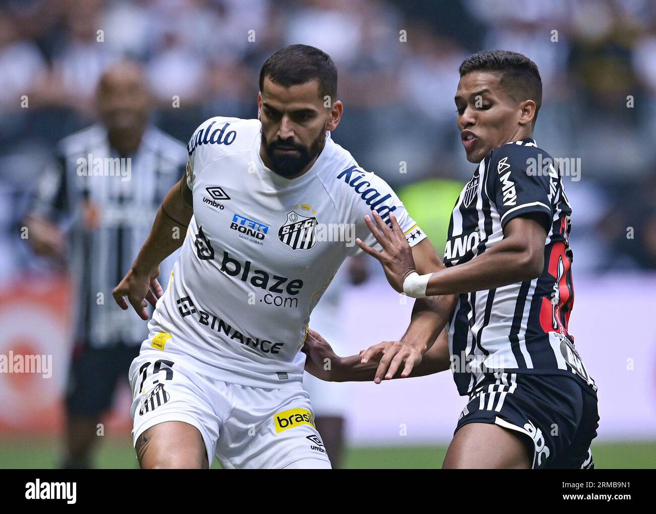 Belo Horizonte, Brésil. 27 août 2023. Arena MRV Pedrinho do Atletico Mineiro rivalise avec Tomas Rincon do Santos, lors du match entre Atletico Mineiro et Santos, pour la 21e manche du Championnat brésilien, à Arena MRV, ce dimanche 27. 30761 (Gledston Tavares /SPP) crédit : SPP Sport Press photo. /Alamy Live News Banque D'Images