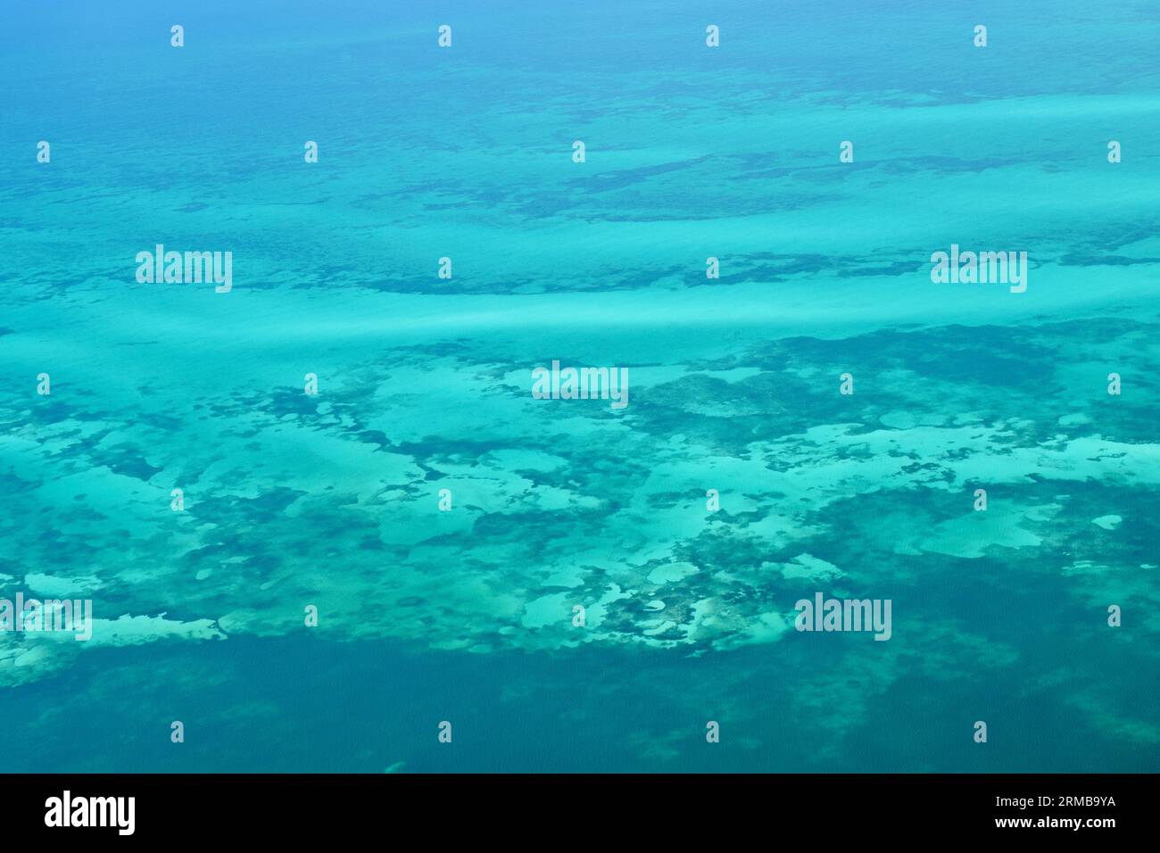 Une vue aérienne des eaux turquoise exquises du Belize, Amérique centrale / Caraïbes. Banque D'Images