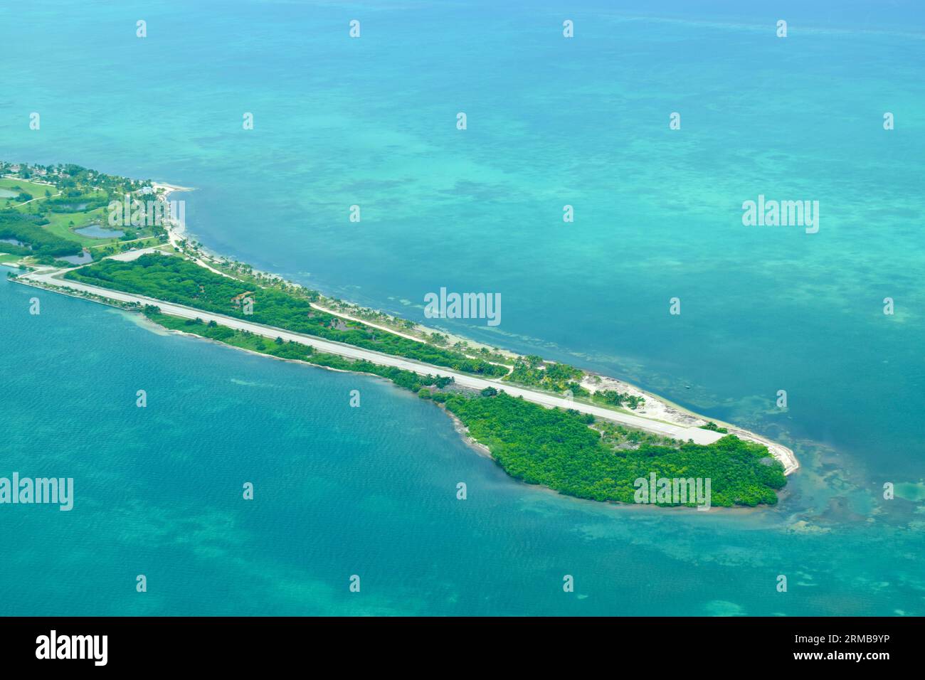 Vue aérienne de la piste de Caye Chapel, une île privée du Belize  appartenant au four Seasons Hotel and Resort Photo Stock - Alamy