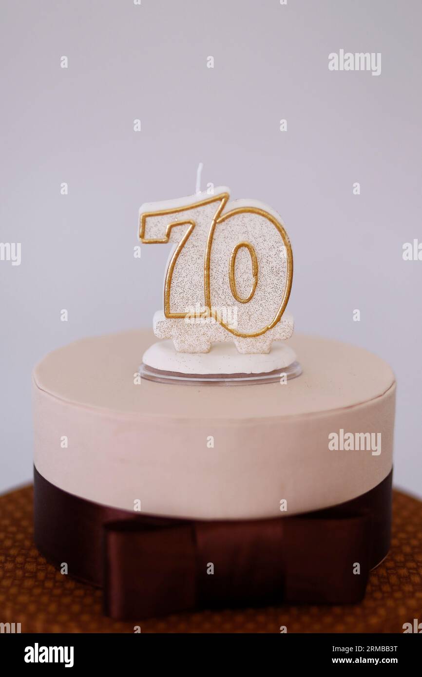 détail du nombre soixante-dix sur le dessus du gâteau d'anniversaire, 70 anniversaire, gâteau blanc, bougie de gâteau d'anniversaire de 70 ans Banque D'Images