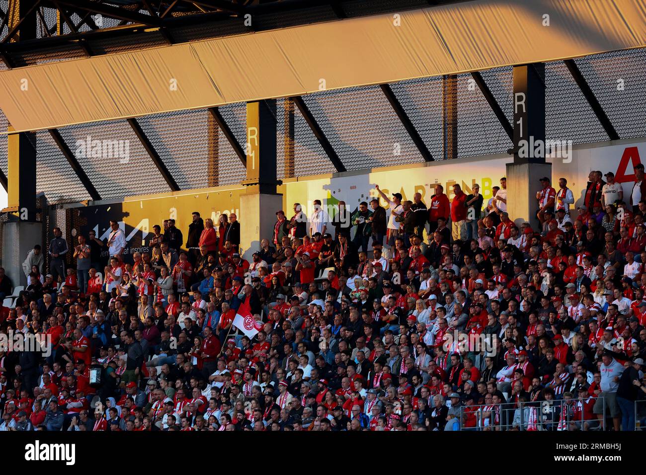 Essen, Allemagne, 27.08.2023. Rot-Weiss Essen vs. SC Preussen Muenster, football, 3. Liga, Journée 4, saison 2023/2024. LES FANS DE ROT-WEISS ESSEN LA RÉGLEMENTATION DU DFL INTERDISENT TOUTE UTILISATION DE PHOTOGRAPHIES COMME SÉQUENCES D'IMAGES ET/OU QUASI-VIDÉO. Crédit : newsNRW / Alamy Live News Banque D'Images