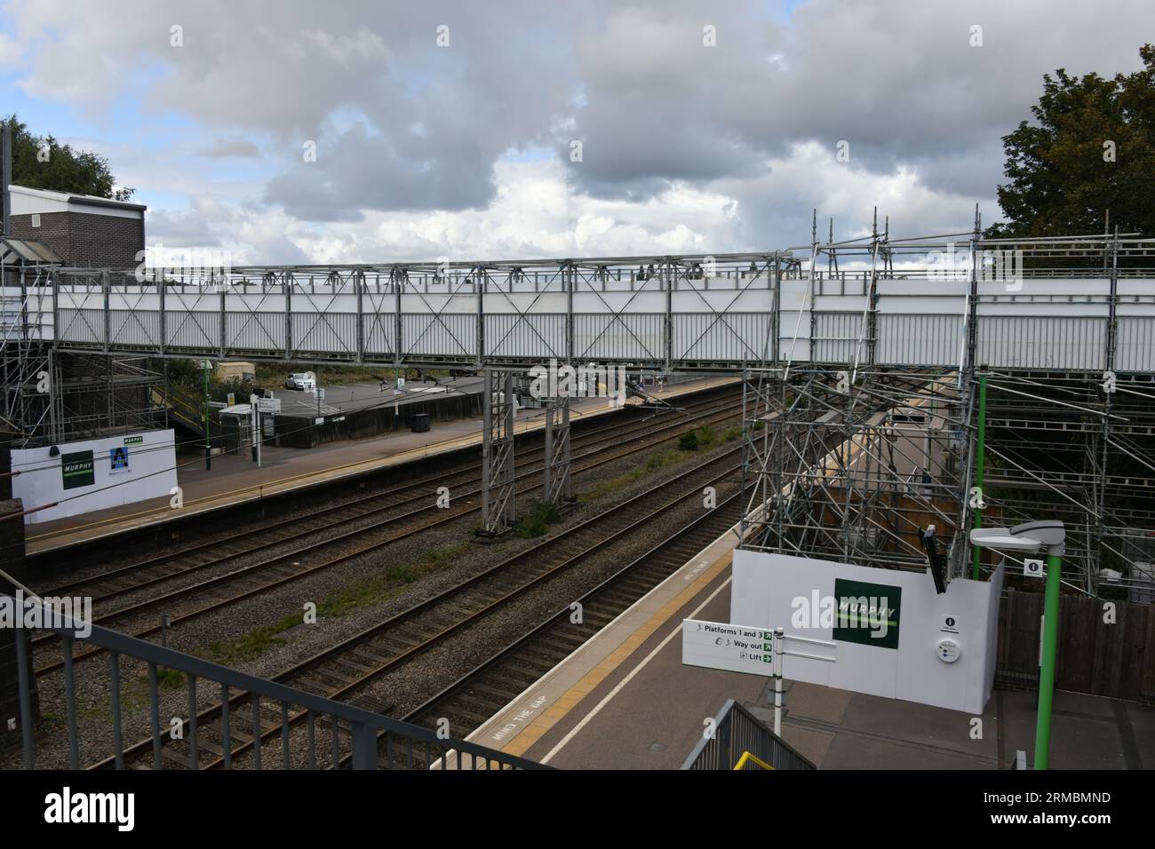 Passerelle temporaire de la gare de Lichfield Trent Valley reliant les plates-formes de la ligne principale de la côte ouest vers le haut et vers le bas Banque D'Images