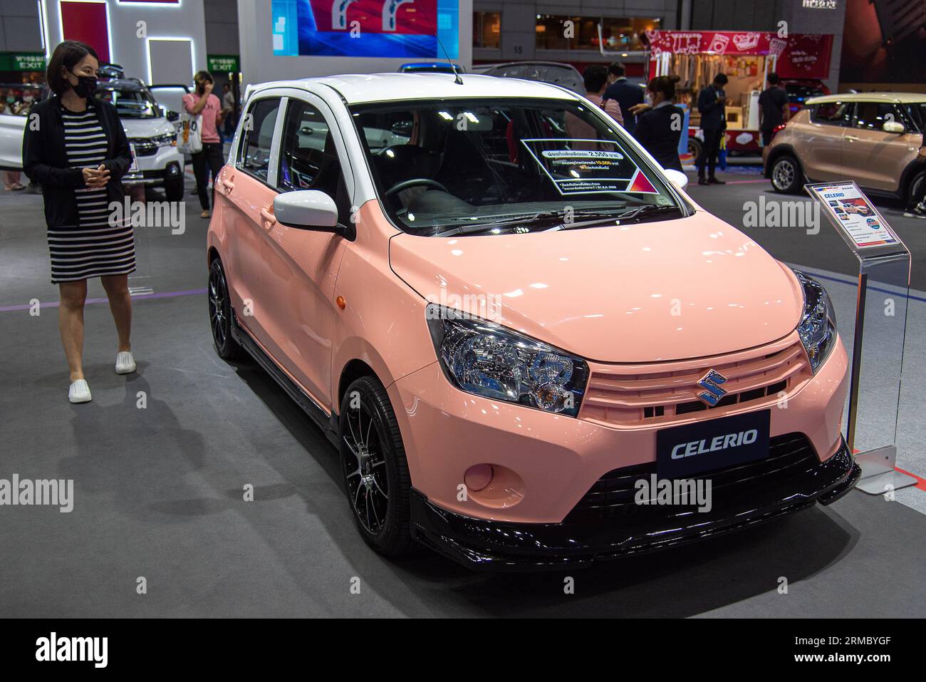 Bangkok, Thaïlande. 27 août 2023. Le visiteur inspecte une voiture Suzuki Celerio lors de la Thailand Big Motor sale 2023 au Bangkok International Trade and Exhibition Center (?BITEC). Crédit : SOPA Images Limited/Alamy Live News Banque D'Images