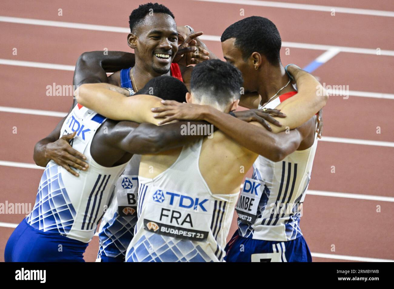 Budapest, Hongrie. 27 août 2023. Le français David Sombe, le français Ludvy Vaillant, le français Emmanuel Biron et le français Teo Andant célèbrent après avoir remporté la médaille d'argent de la finale du relais féminin 4x400m aux Championnats du monde d'athlétisme à Budapest, Hongrie, le dimanche 27 août 2023. Les mondiaux se déroulent du 19 au 27 août 2023. BELGA PHOTO ERIC LALMAND crédit : Belga News Agency/Alamy Live News Banque D'Images