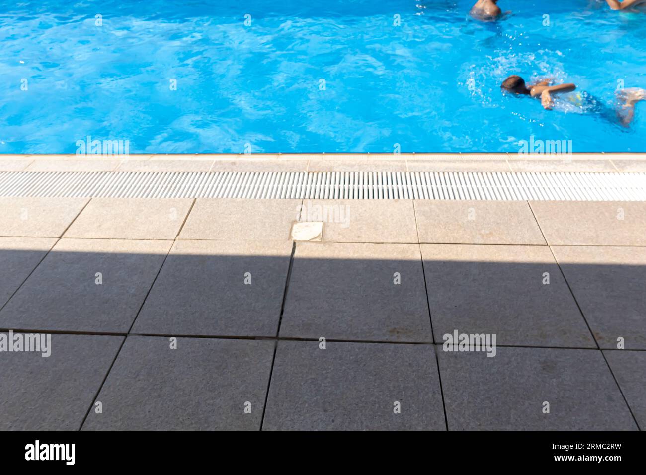 Les gens nagent plongent dans la piscine extérieure Banque D'Images