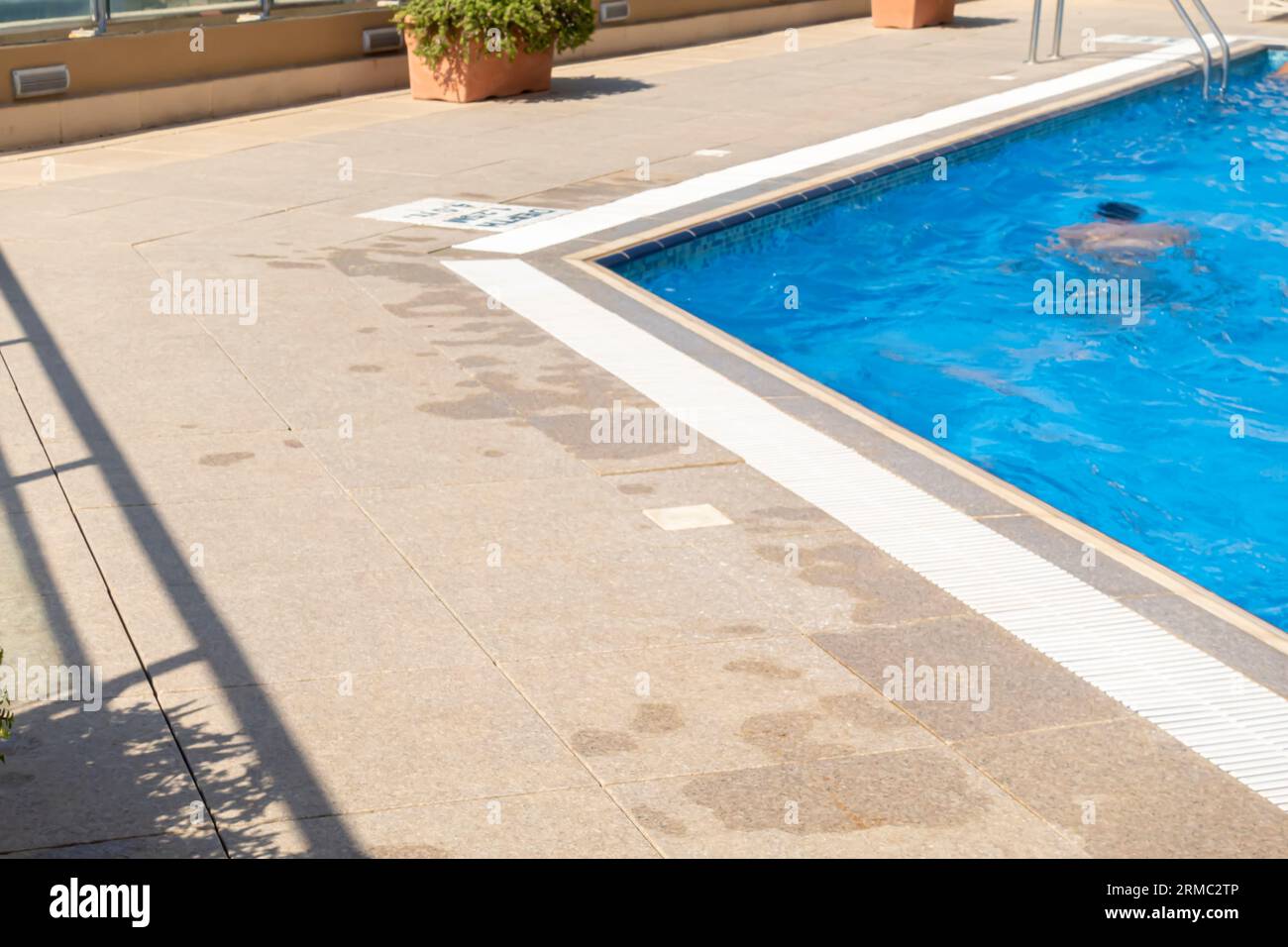 Piscine sur le toit, homme nageant immergé dans l'eau dans une petite piscine sur le toit Banque D'Images