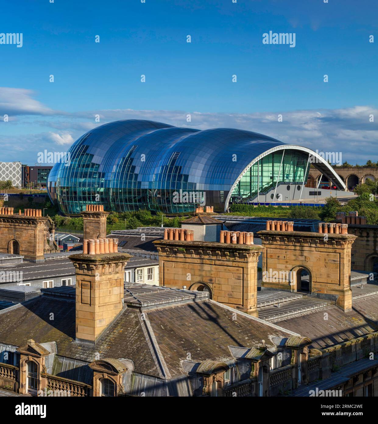 Vue de jour depuis le pont de Tyne donnant sur la rivière Tyne vers le Glasshouse International Centre for Music Banque D'Images