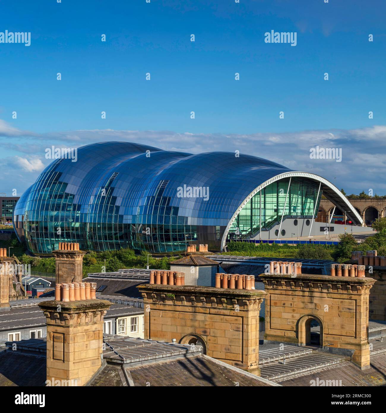 Vue de jour depuis le pont de Tyne donnant sur la rivière Tyne vers le Glasshouse International Centre for Music Banque D'Images
