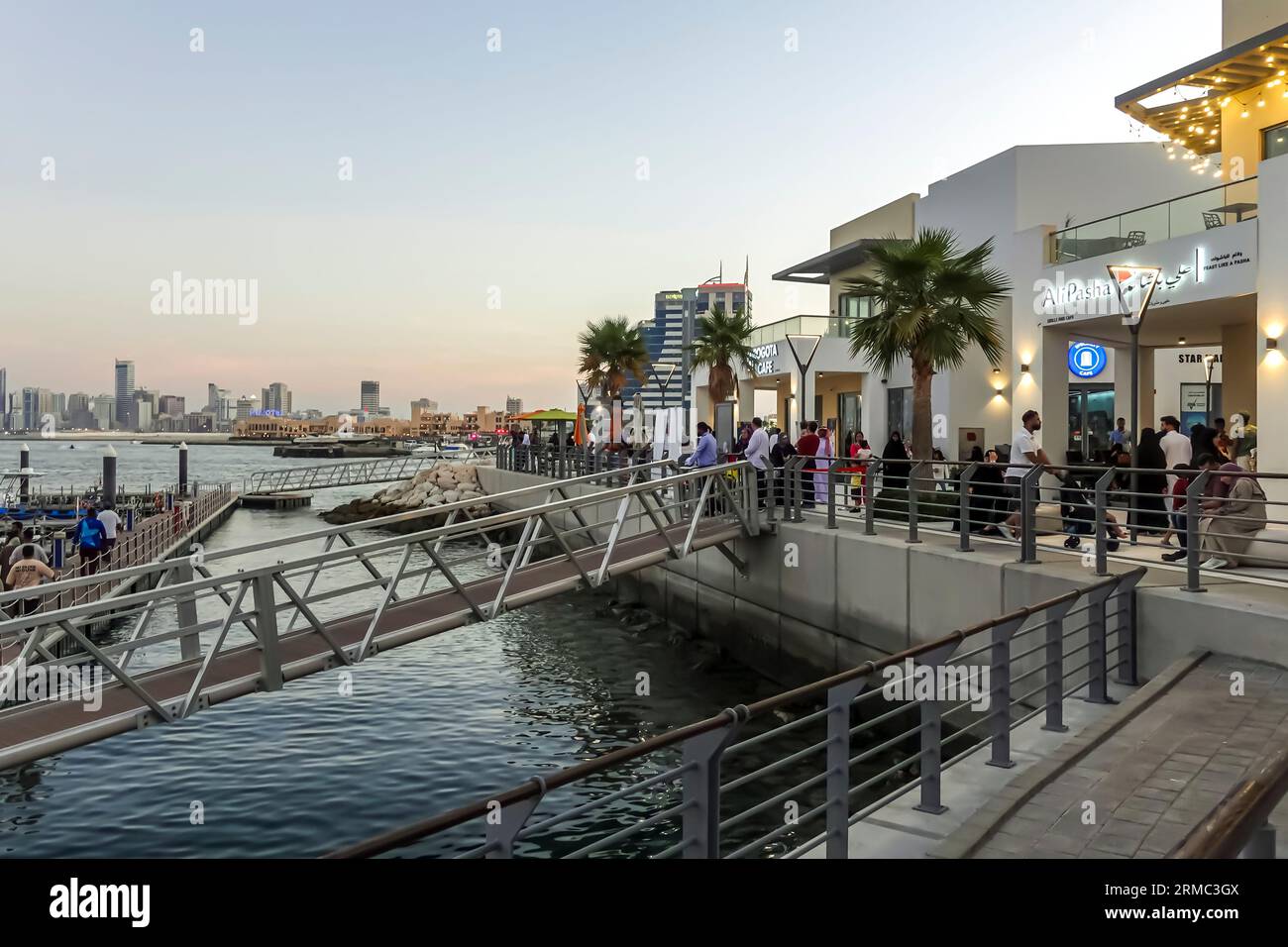 Sa'ada Sea Front cafés, restaurants attractions urbaines à Muharraq Bahreïn Banque D'Images