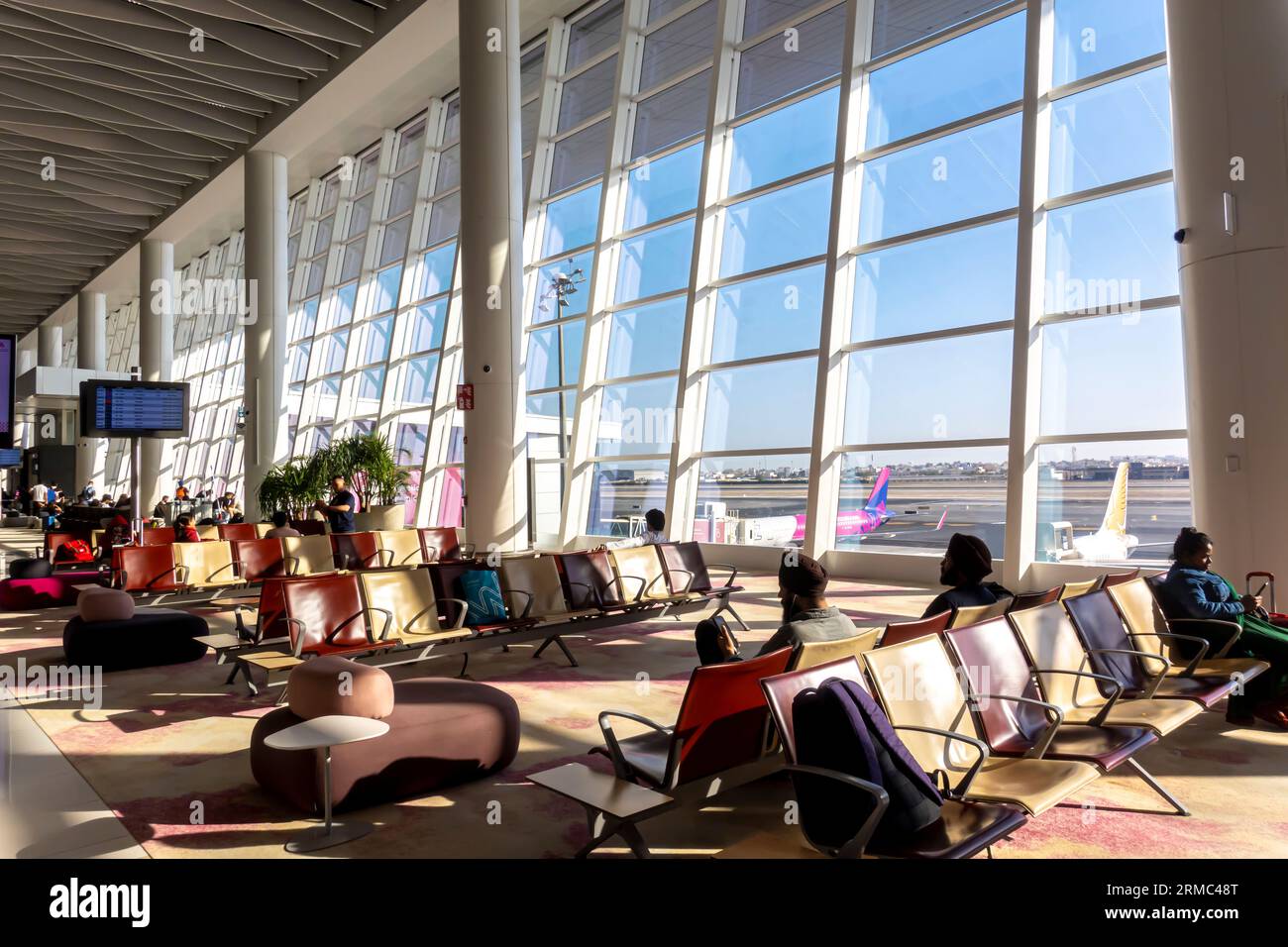 Zone d'attente dans le terminal des départs de l'aéroport de Bahreïn Banque D'Images