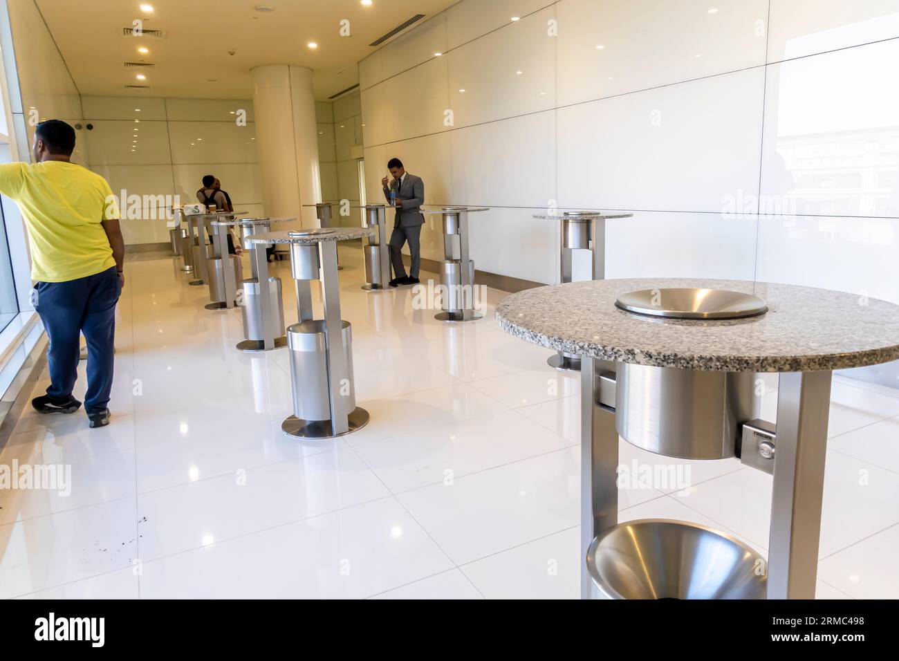 Zone fumeurs, zone fumeurs dans le terminal de l'aéroport de Bahreïn Moyen-Orient Banque D'Images Zone fumeurs, zone fumeurs dans le terminal de l'aéroport de Bahreïn Moyen-Orient Banque D'Images