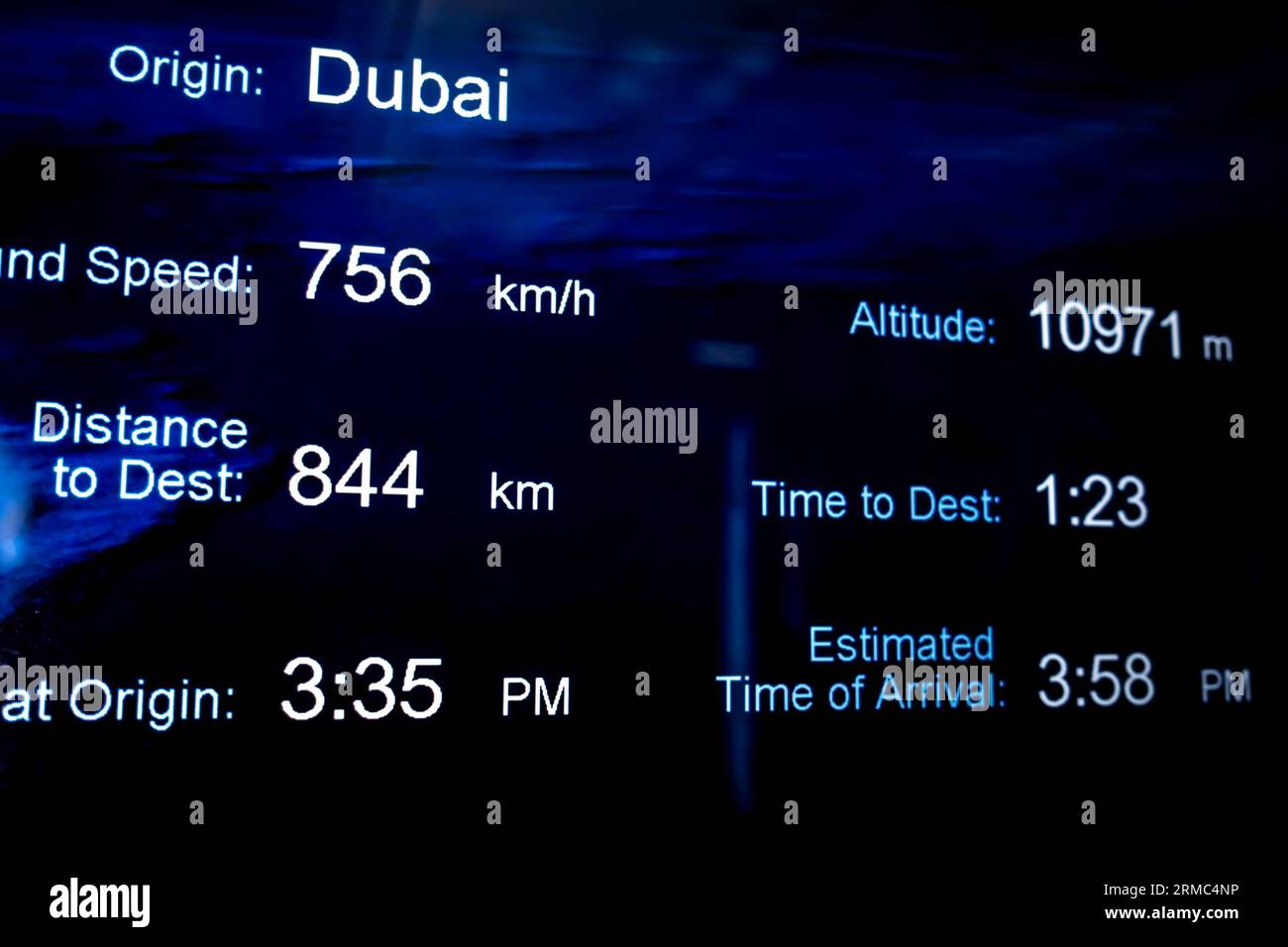 Télévision personnelle, PTV devant un siège d'avion montrant des informations de vol FlyDubai avion voyageant de Dubaï de Dubaï Banque D'Images