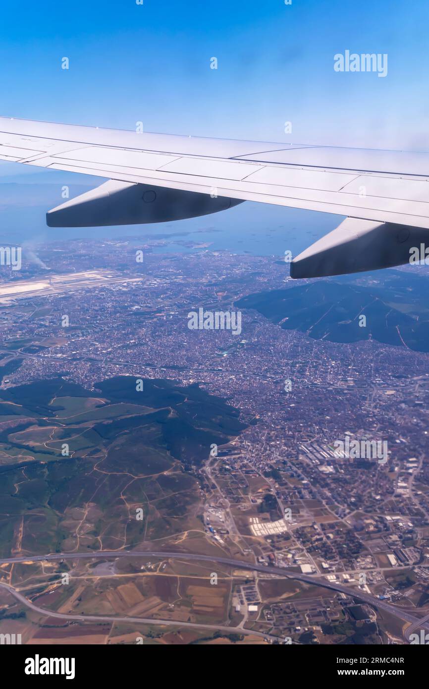 Istanbul Turquie par la fenêtre de l'avion, aile de l'avion Turquie vue compagnie aérienne - vue aérienne d'un siège de fenêtre d'avion Banque D'Images