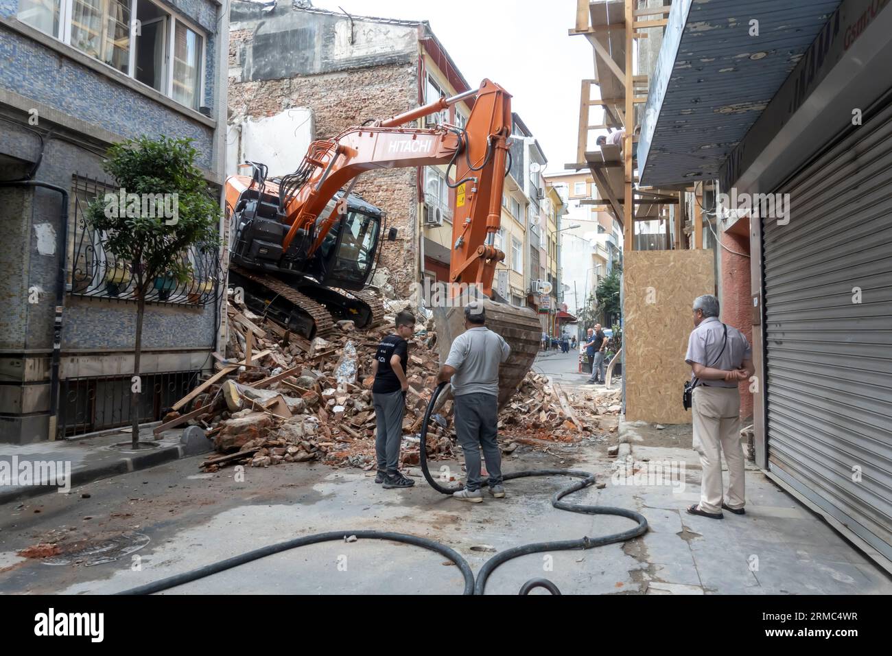 Hitachi Construction excavatrice démolir un bâtiment dans une rue étroite à Sisli Istanbul Turquie Banque D'Images