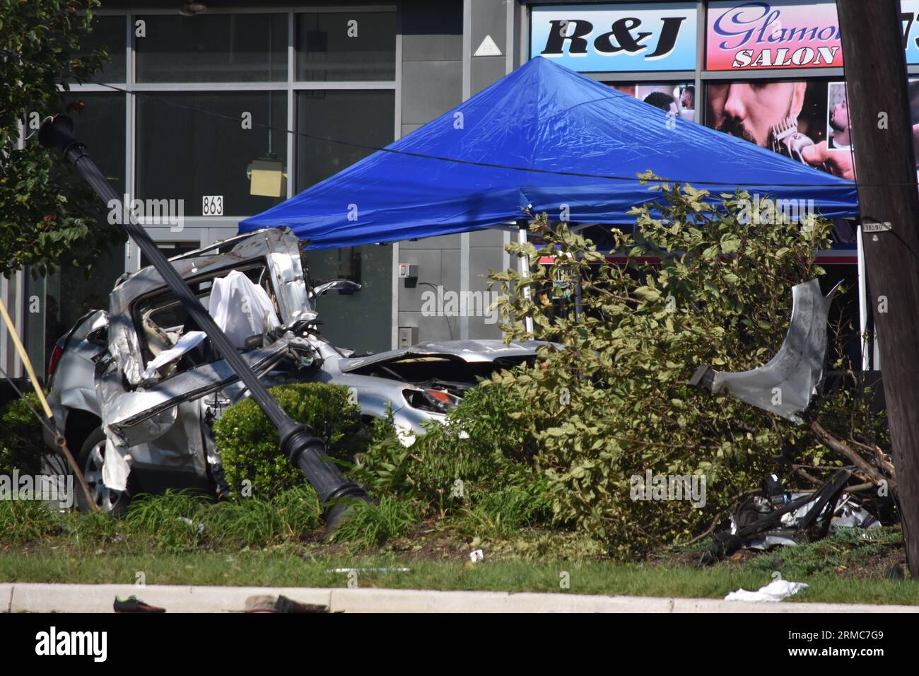 Franklin Township, États-Unis. 27 août 2023. Un véhicule est vu déchiré et déchiré par un accident mortel dimanche matin. Deux personnes auraient été tuées et d ' autres blessées dans l ' accident de voiture survenu dans le canton de Franklin. Le bureau du procureur du comté de Somerset enquête. Crédit : SOPA Images Limited/Alamy Live News Banque D'Images