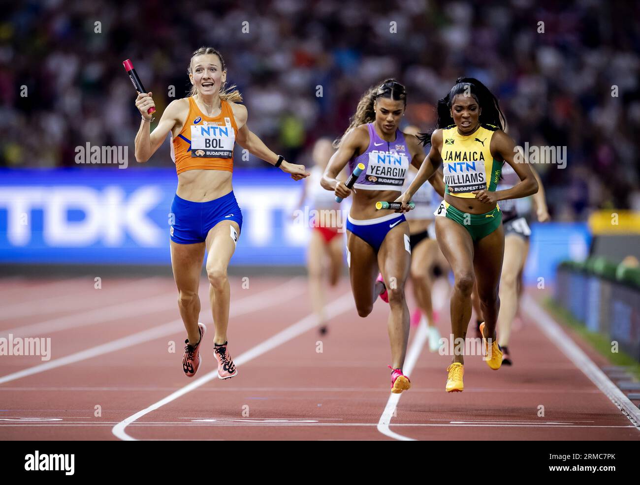 BUDAPEST - 27/08/2023, Femke bol en action sur le 4x400 mètres lors de la dernière journée des Championnats du monde d'athlétisme. ANP ROBIN VAN LONKHUIJSEN Banque D'Images