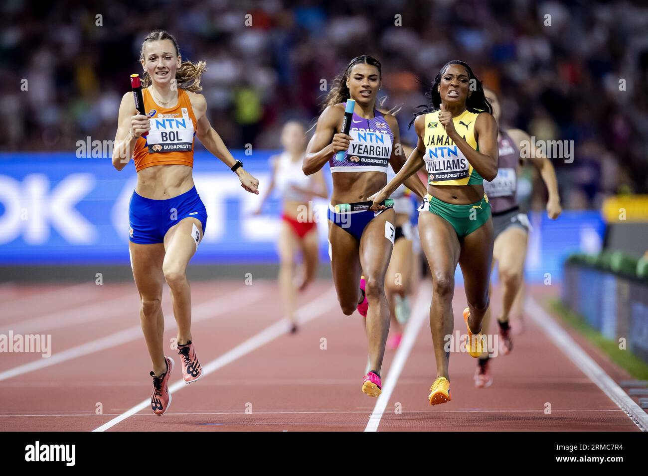 BUDAPEST - 27/08/2023, Femke bol en action sur le 4x400 mètres lors de la dernière journée des Championnats du monde d'athlétisme. ANP ROBIN VAN LONKHUIJSEN Banque D'Images