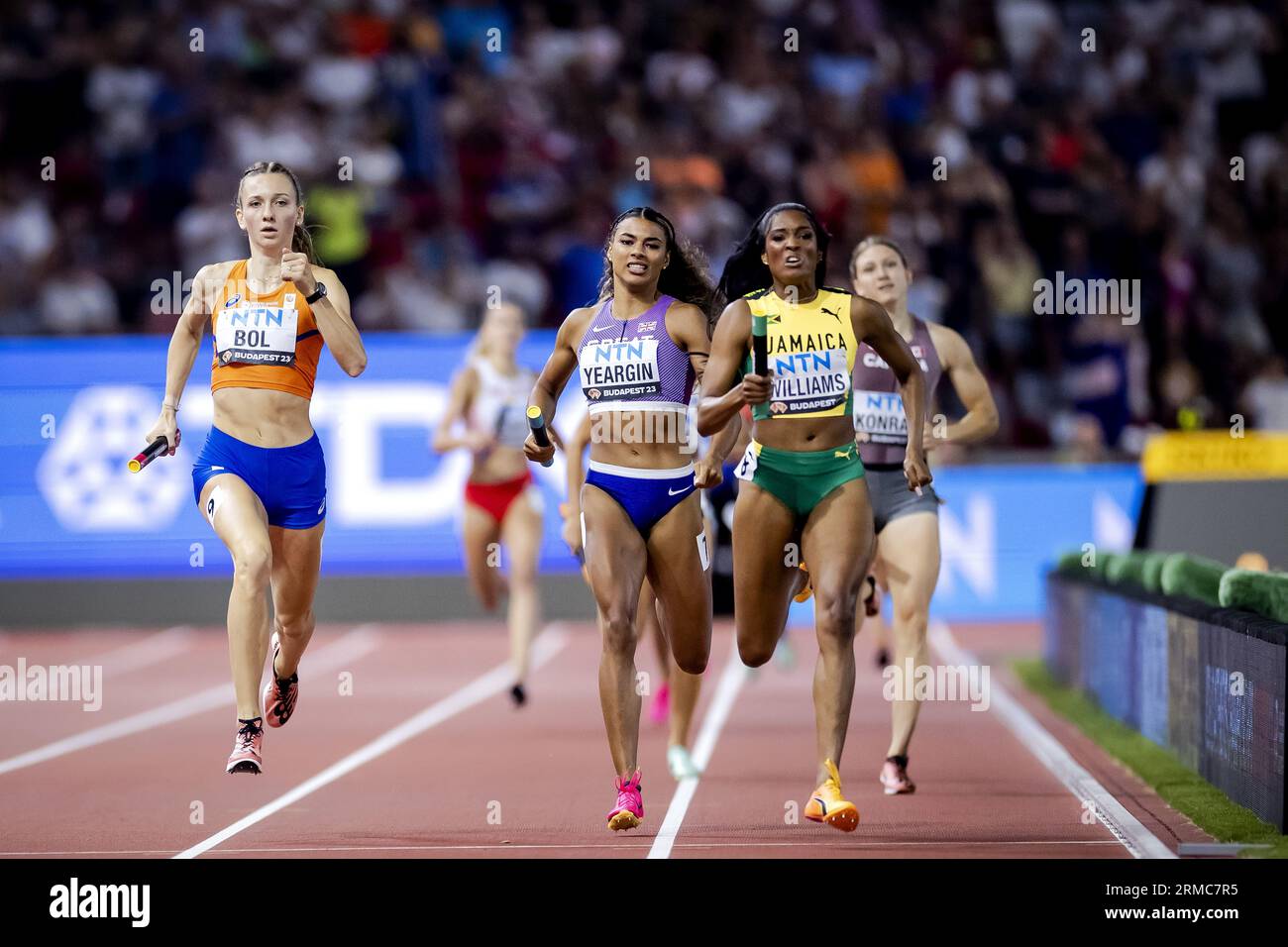 BUDAPEST - 27/08/2023, Femke bol en action sur le 4x400 mètres lors de la dernière journée des Championnats du monde d'athlétisme. ANP ROBIN VAN LONKHUIJSEN Banque D'Images