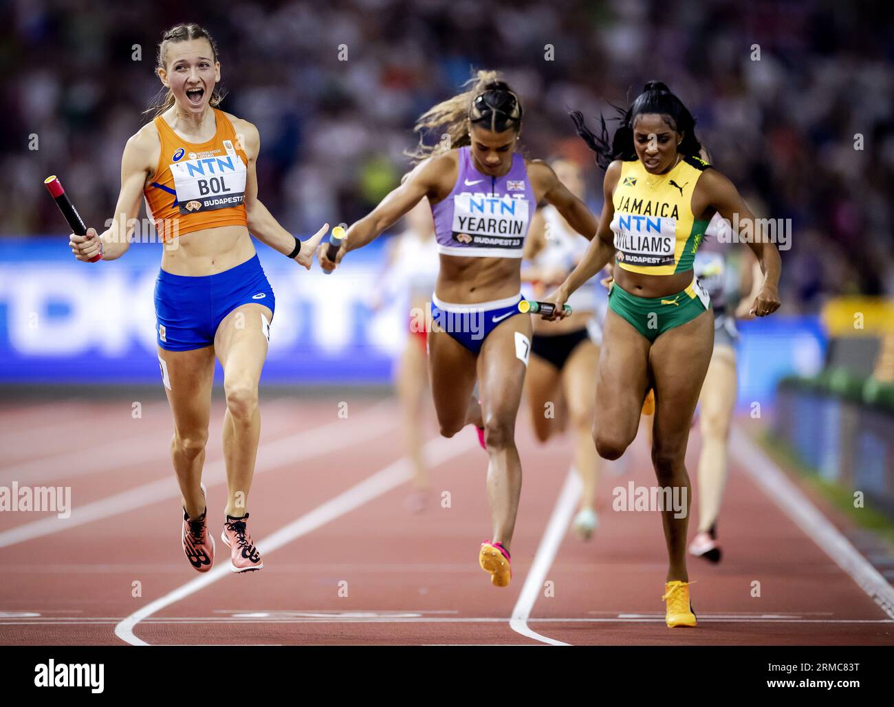 BUDAPEST - 27/08/2023, Femke bol en action sur le 4x400 mètres lors de la dernière journée des Championnats du monde d'athlétisme. ANP ROBIN VAN LONKHUIJSEN Banque D'Images