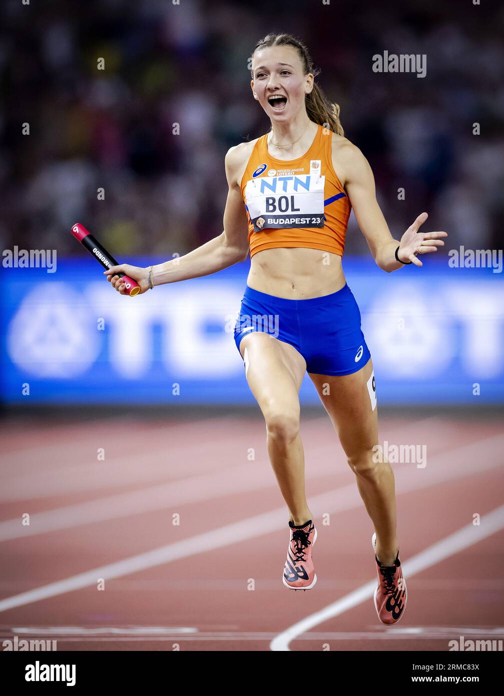 BUDAPEST - 27/08/2023, Femke bol en action sur le 4x400 mètres lors de la dernière journée des Championnats du monde d'athlétisme. ANP ROBIN VAN LONKHUIJSEN Banque D'Images