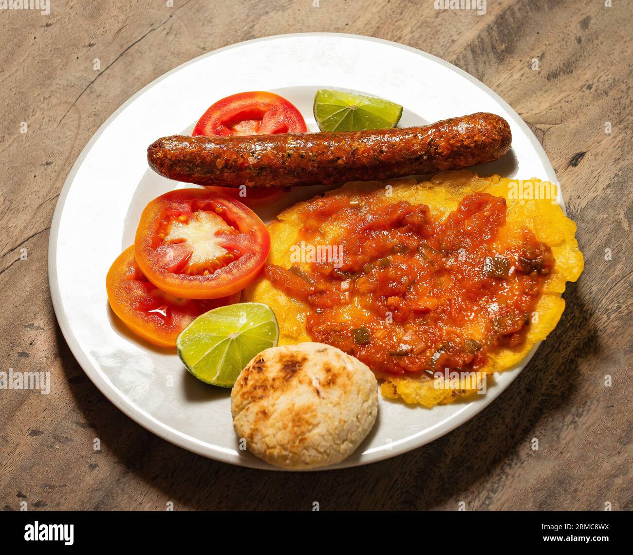 Chorizo frit avec patacon et tomates - nourriture traditionnelle colombienne Banque D'Images